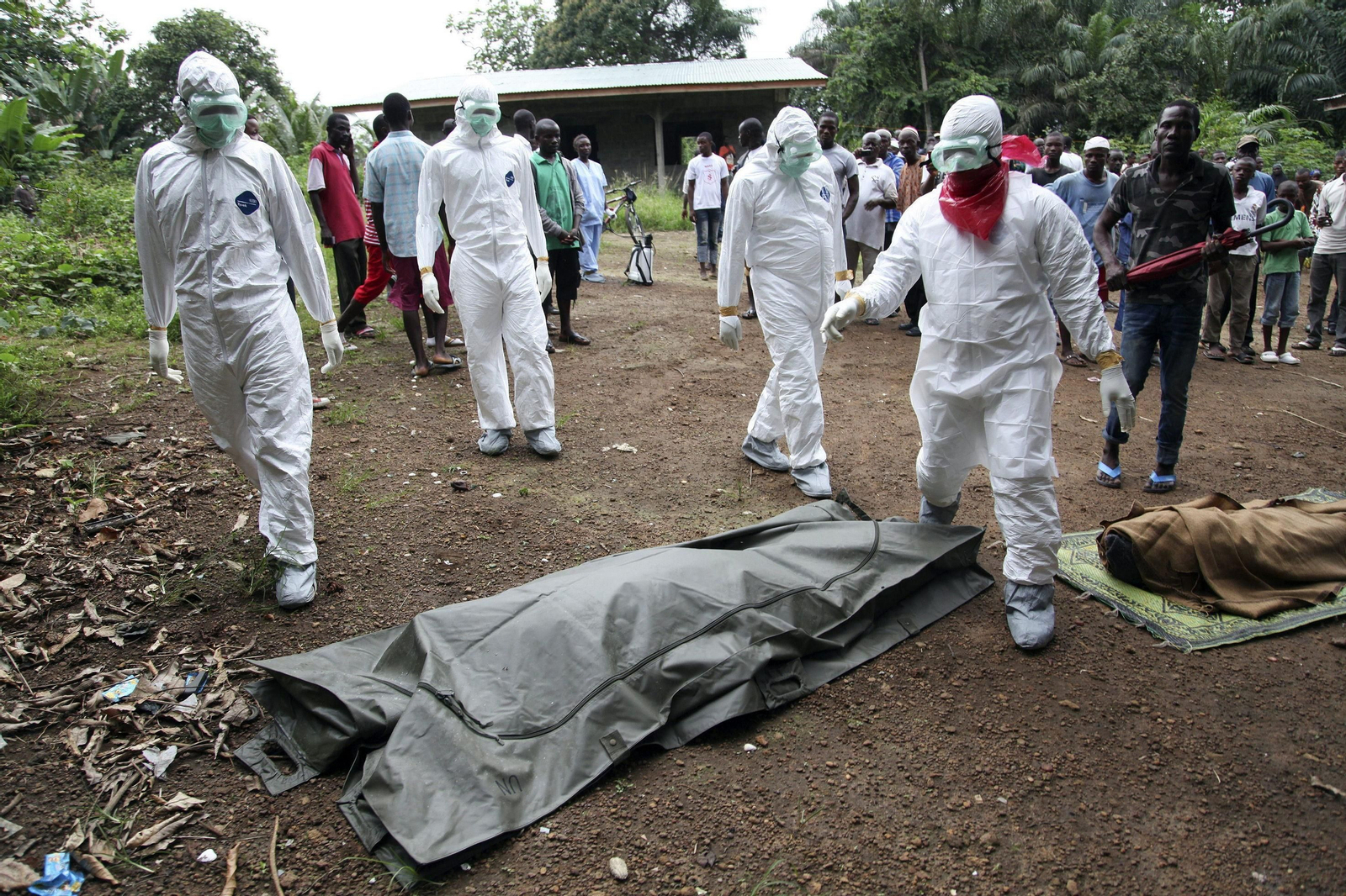 Enfermeros liberianos durante la crisis del ébola.
