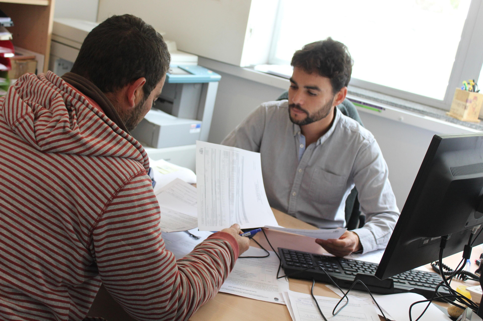 Un vecino del diseminado acude a la oficina habilitada por el Ayuntamiento en el salón multiusos de El Colorado.