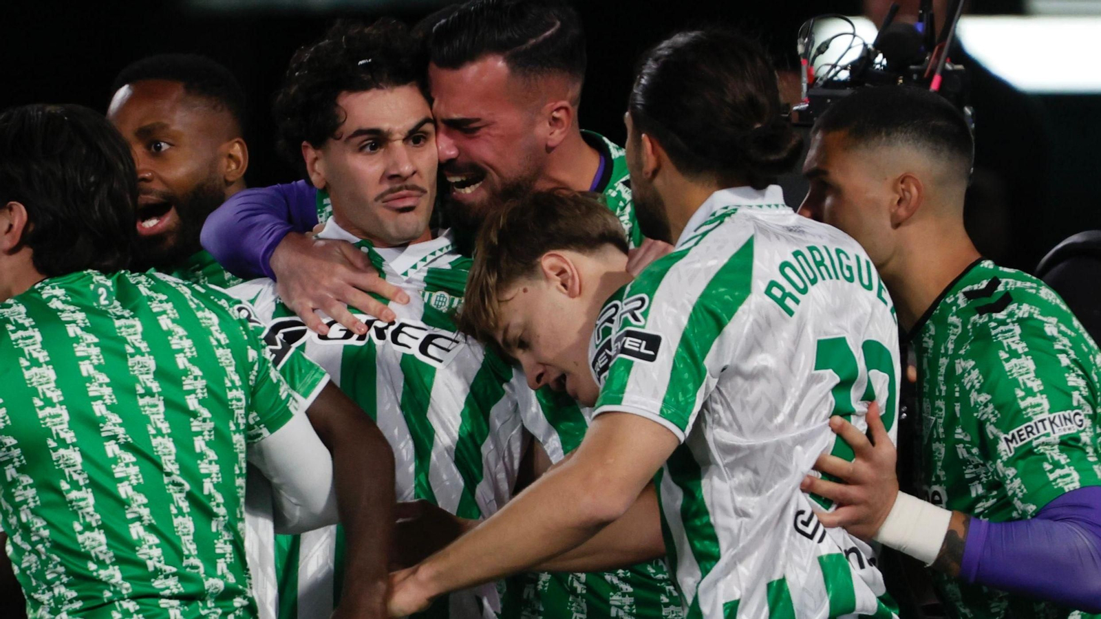 Los jugadores del Betis celebran el empate