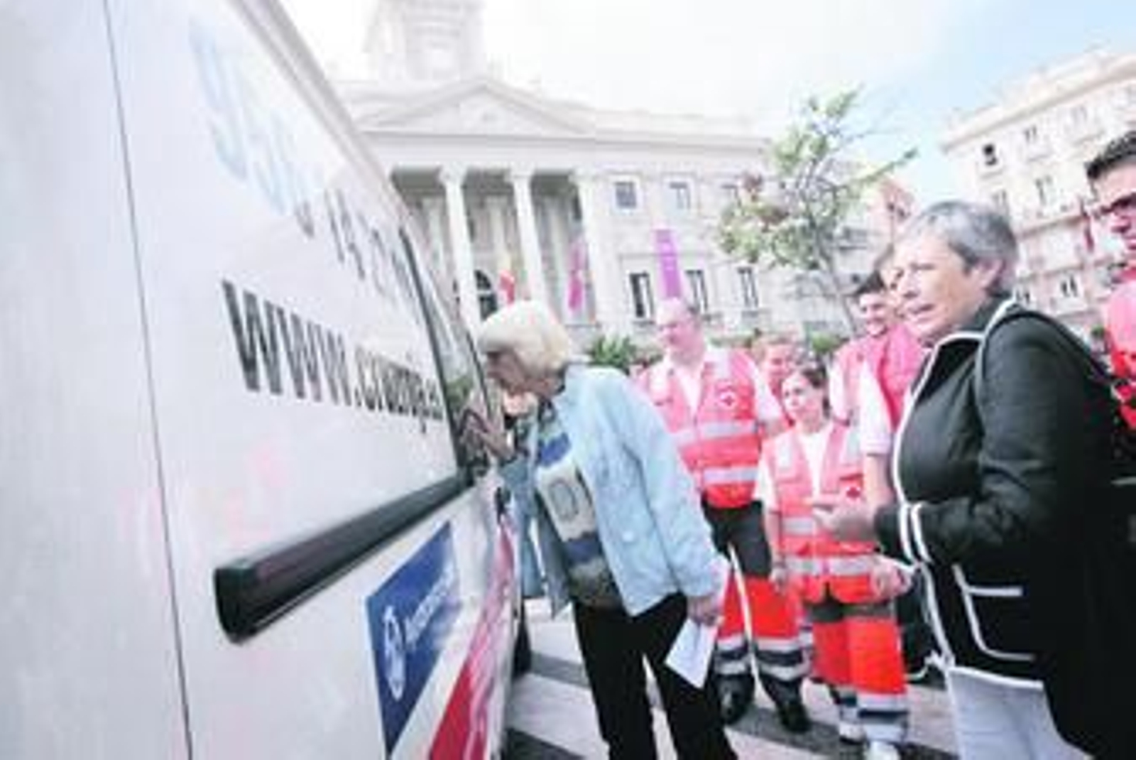 La alcaldesa y la presidenta de Cruz Roja junto al furgón.