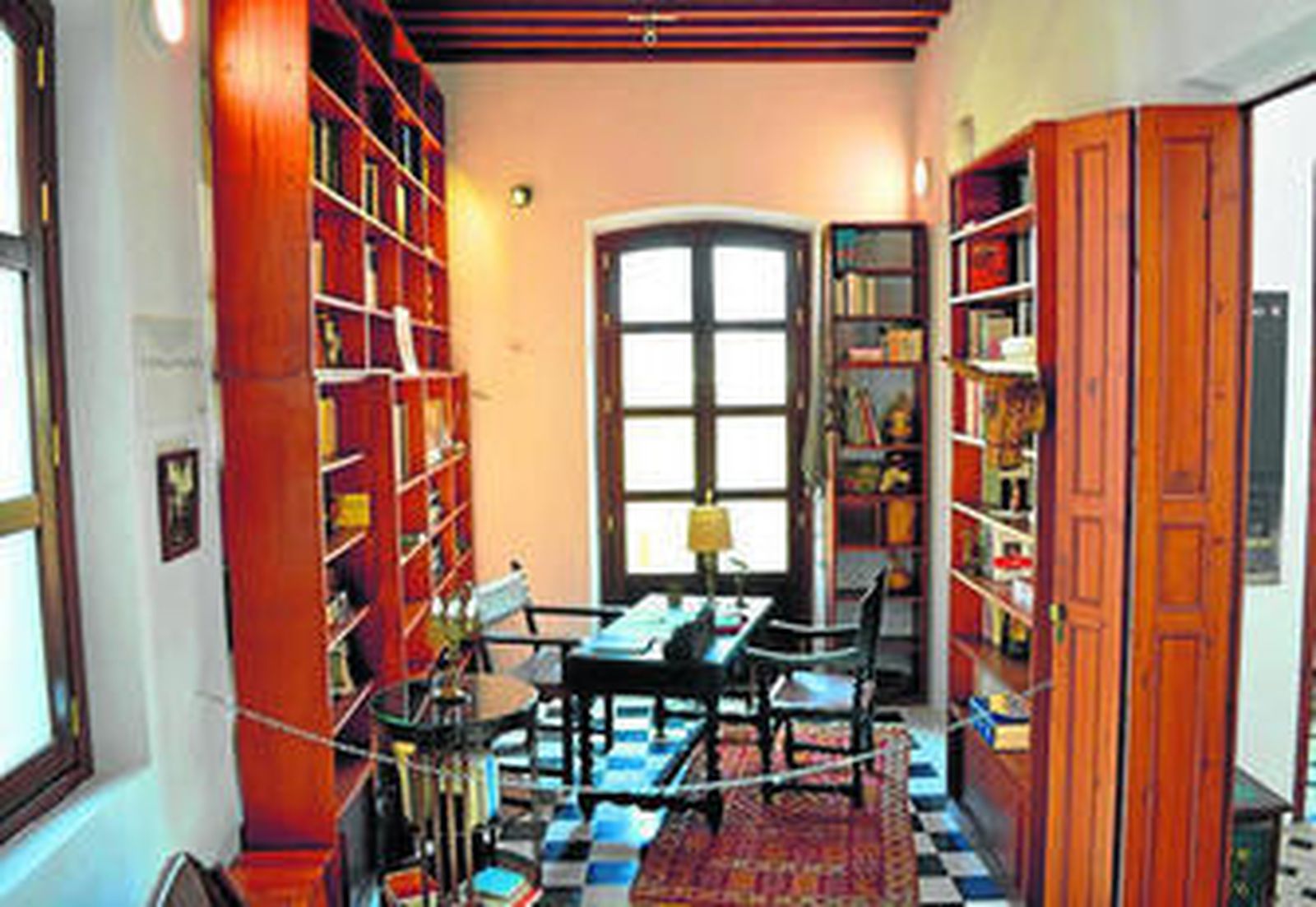 Despacho de José Ángel Valente en la casa rehabilitada  en el casco histórico.