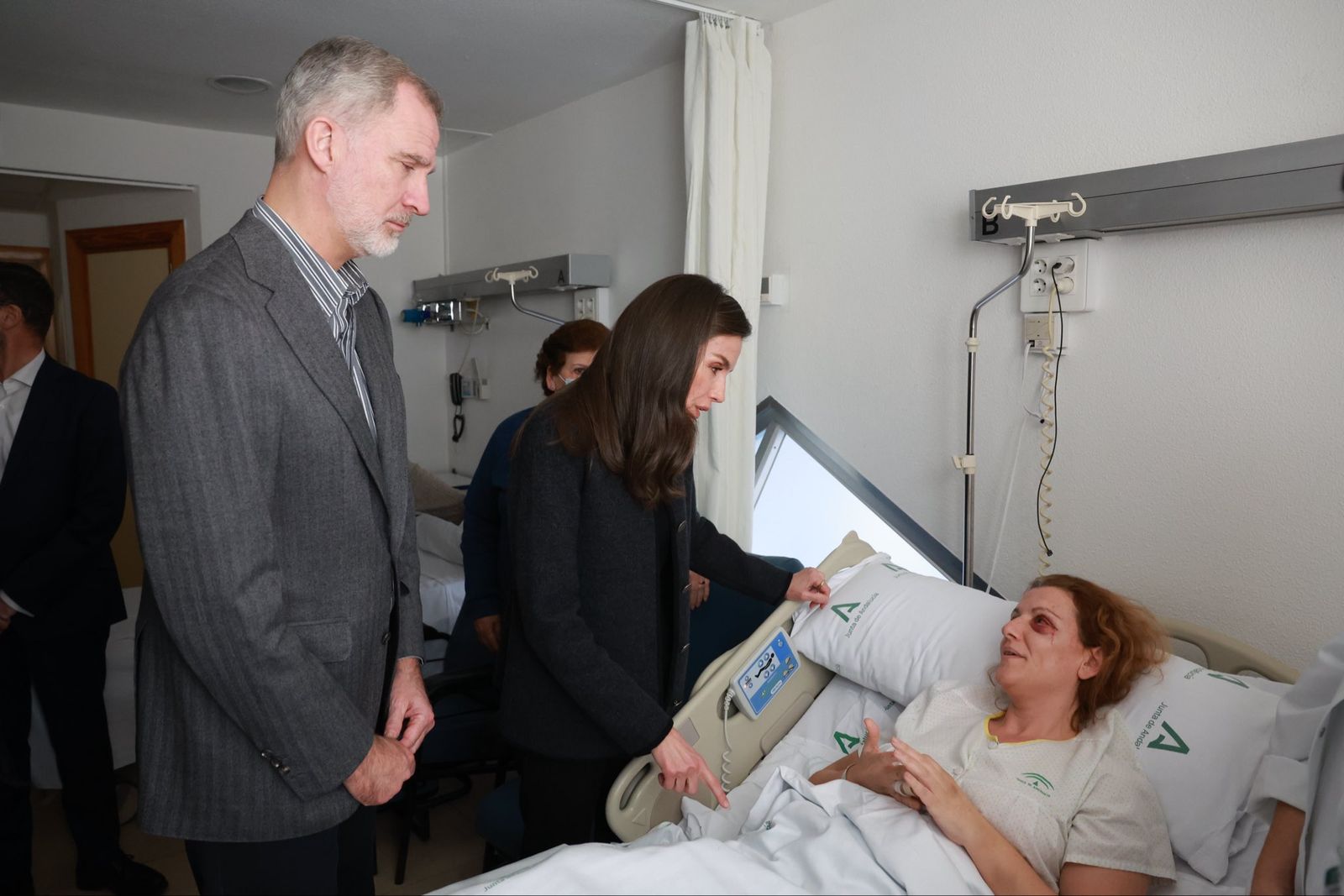 Los reyes visitan a los heridos del accidente de Adamuz en el Reina Sofía, en imágenes