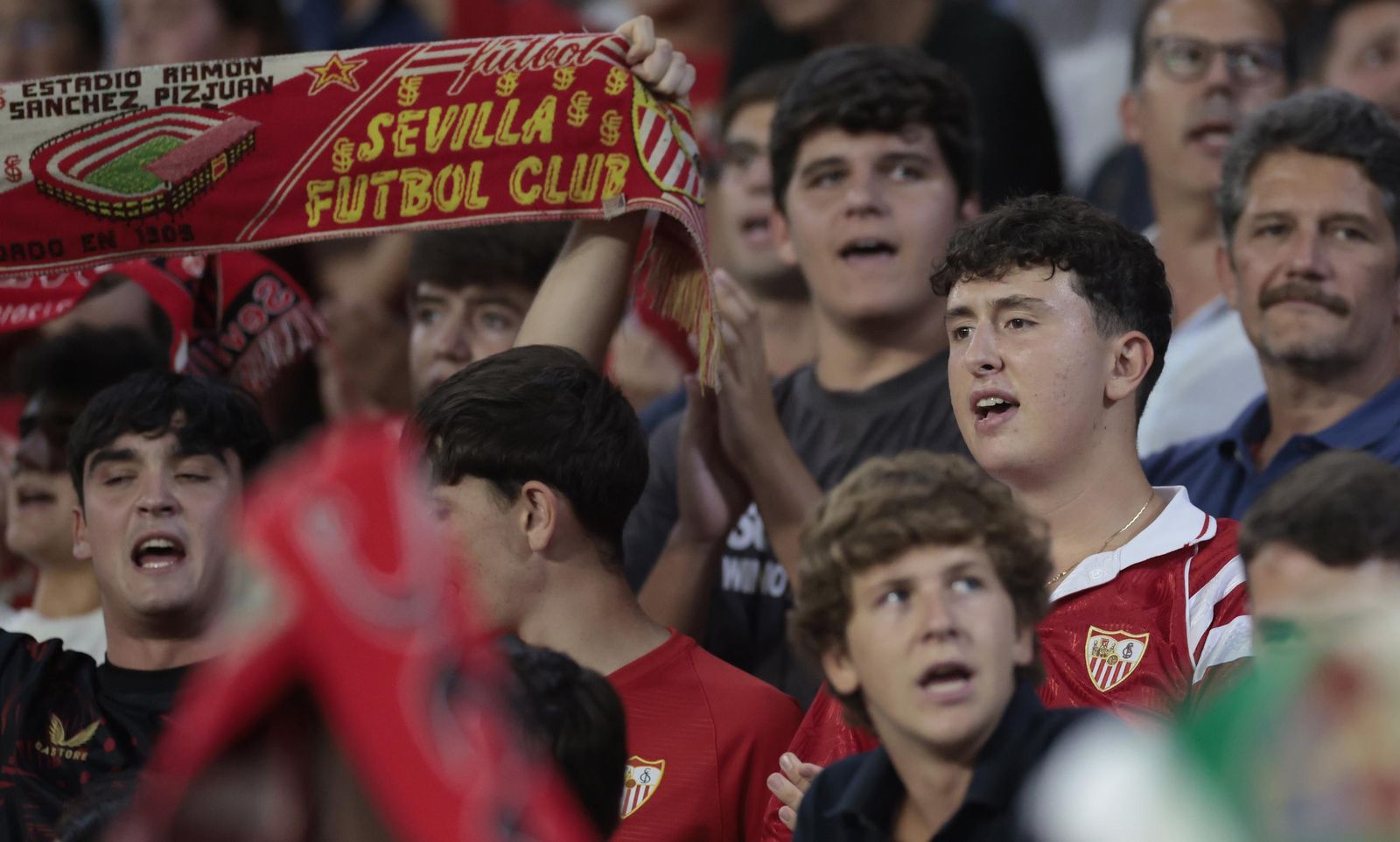 Búscate en las fotos del Sevilla - Elche