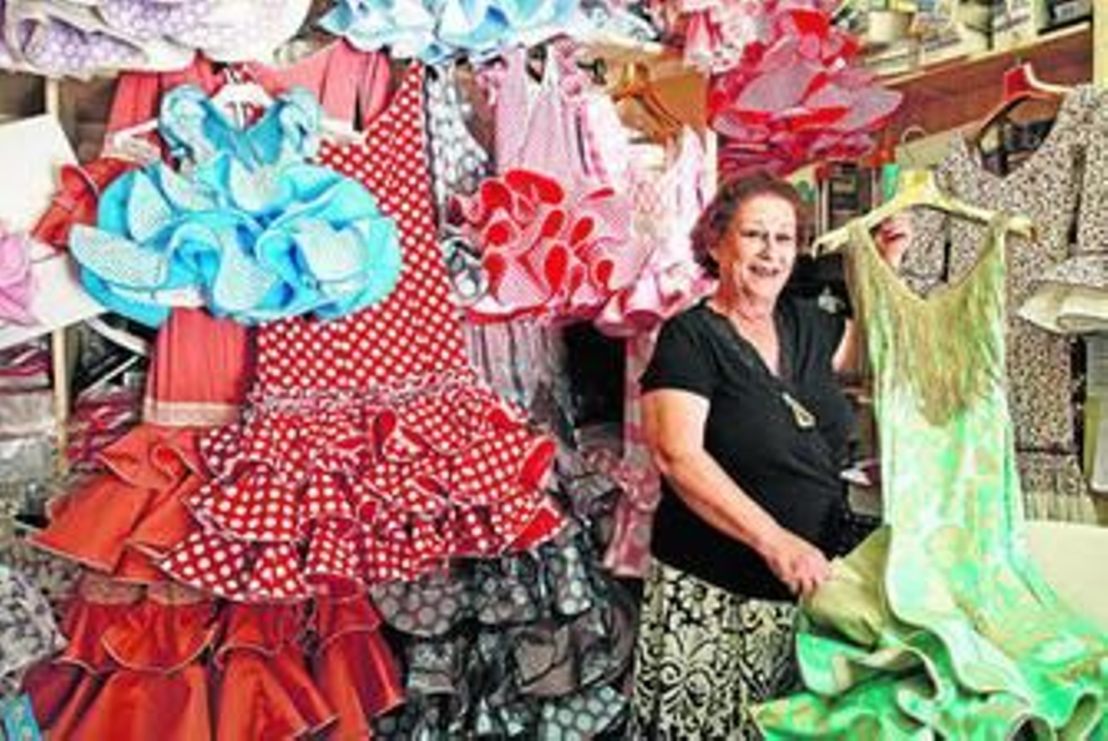 María Jesús Vallejo muestra algunos de los modelos de temporada en su establecimiento de La Línea.