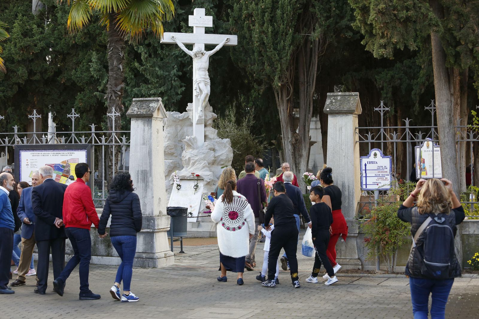 El Día de los Santos en el cementerio de Granadad, en imágenes