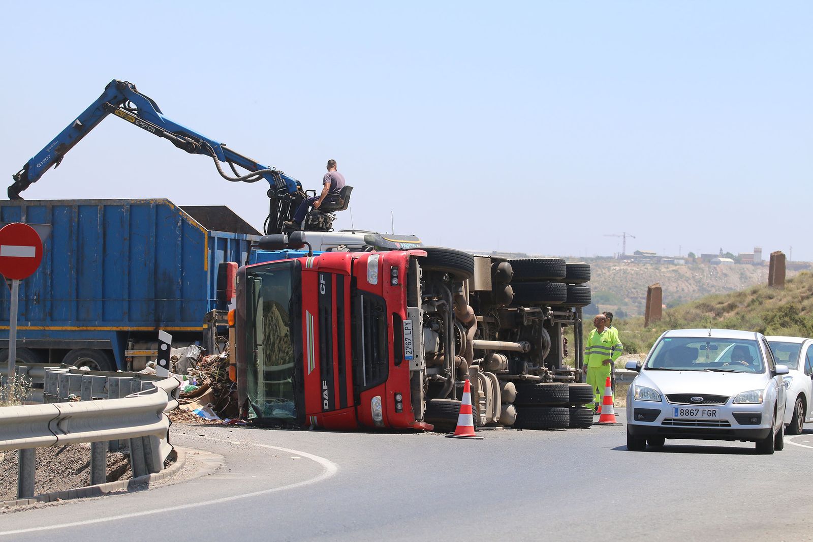 Vuelca un camión en la rotonda de la fábrica de Briseis