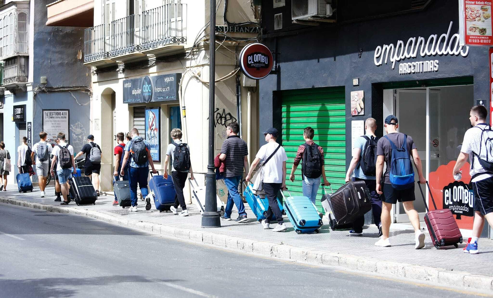 Turistas con maletas. Turistas con maletas.