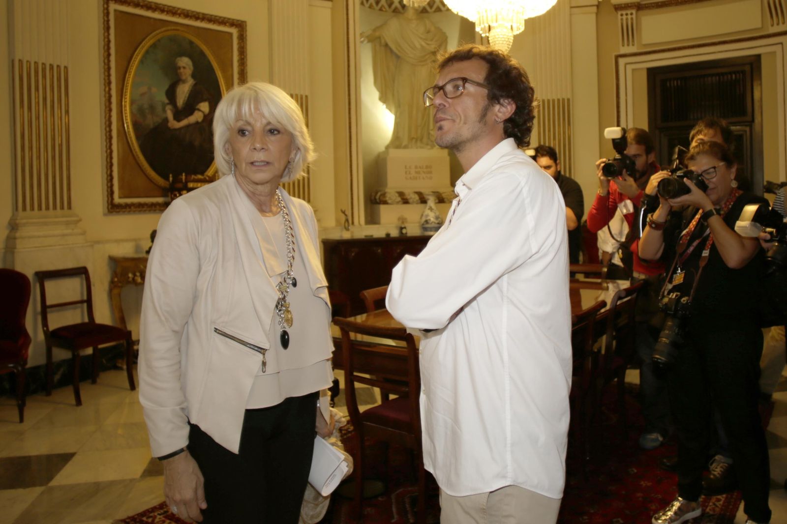 Imagen de archivo de Teófila Martínez y José María González, durante el cambio de manos de la Alcaldía gaditana.