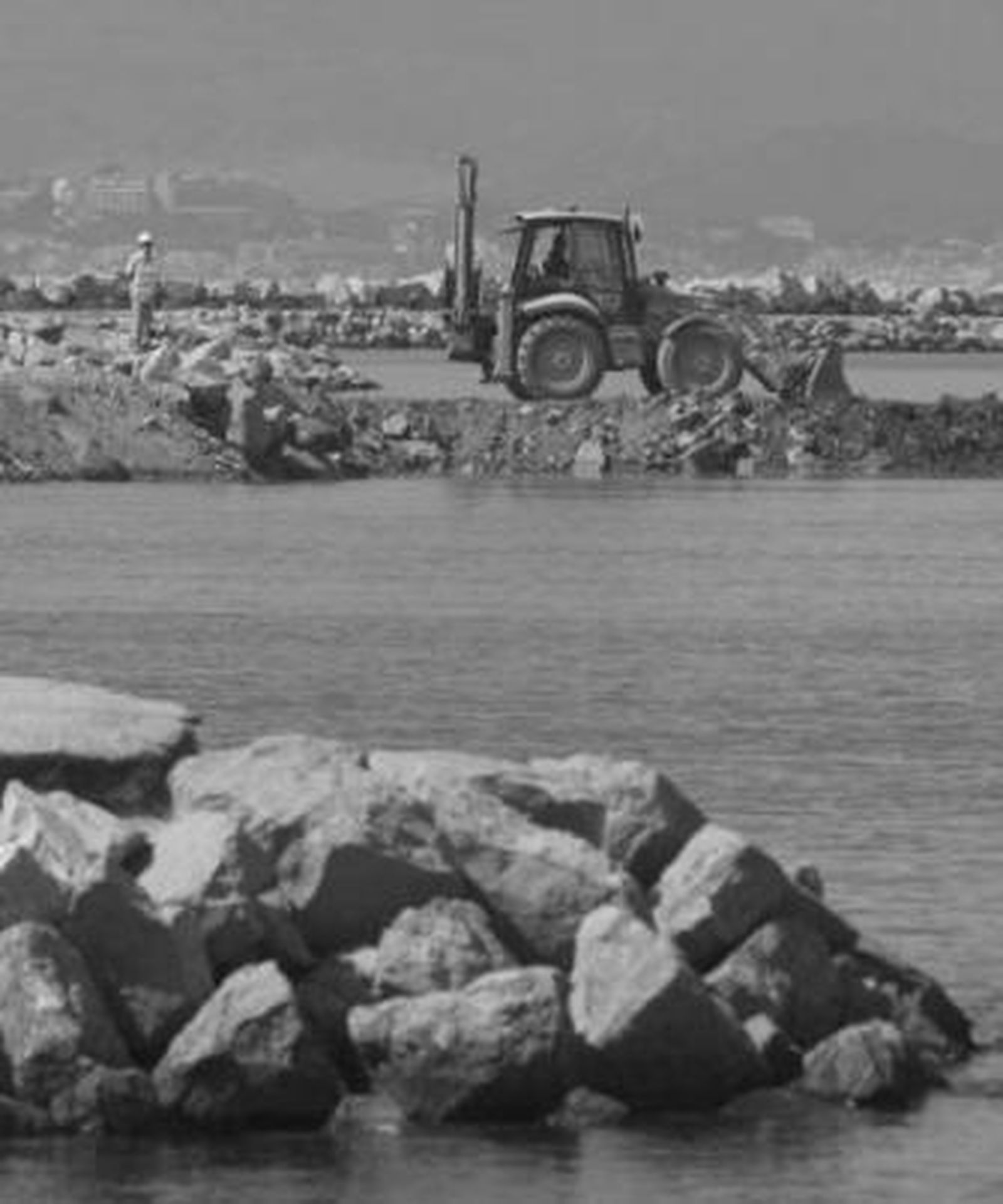 Un operario con una excavadora, ayer durante los trabajos previos.
