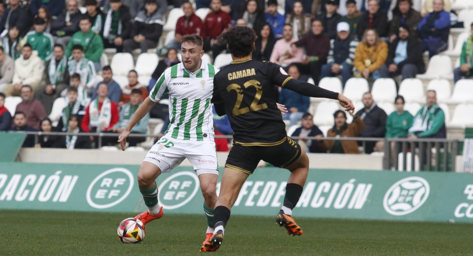 Casas, ariete del Córdoba CF, encara a Cámara, defensa del Intercity.
