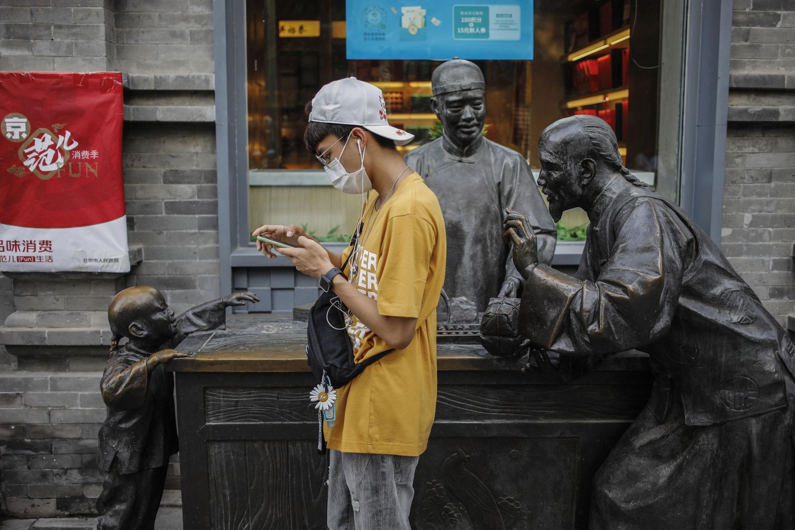 Un joven con mascarilla en Pekín.