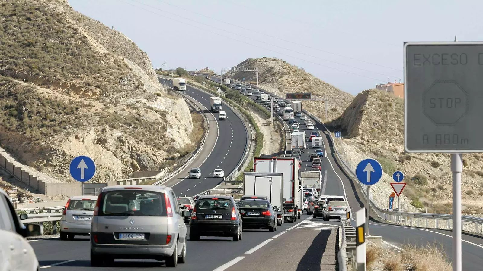 Un tramo de la autovía A-7, en el Poniente almeriense, con gran densidad de tráfico.