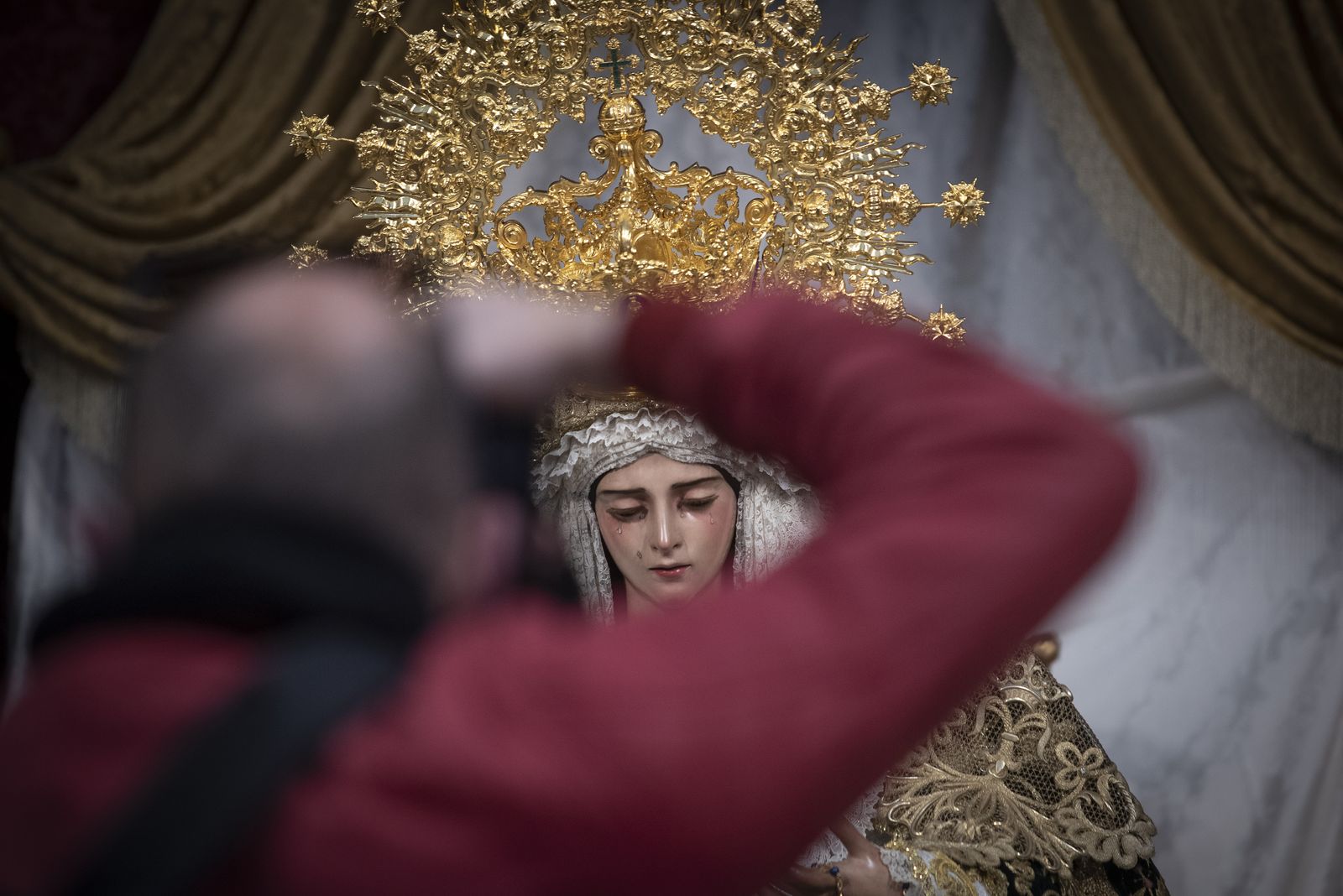 Las imágenes del besamanos de la Virgen de Gracia y Esperanza de San Roque