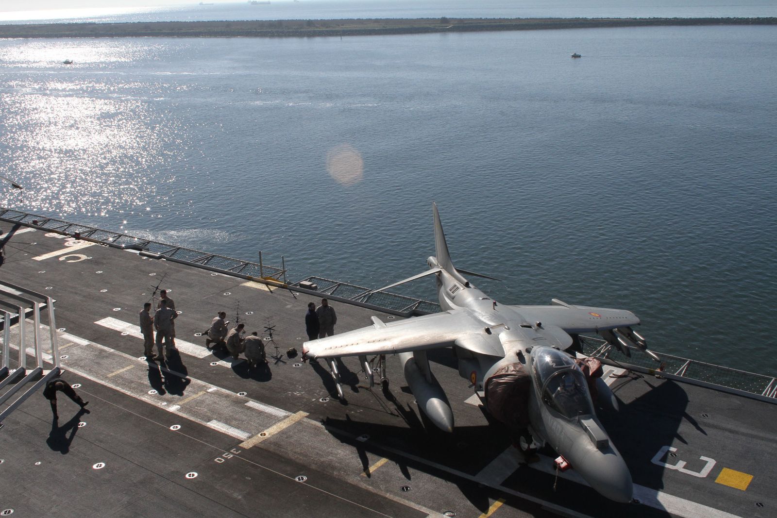 Imágenes de las primeras horas del portaaviones "Juan Carlos I" en el puerto de Huelva, durante su visita este fin de semana