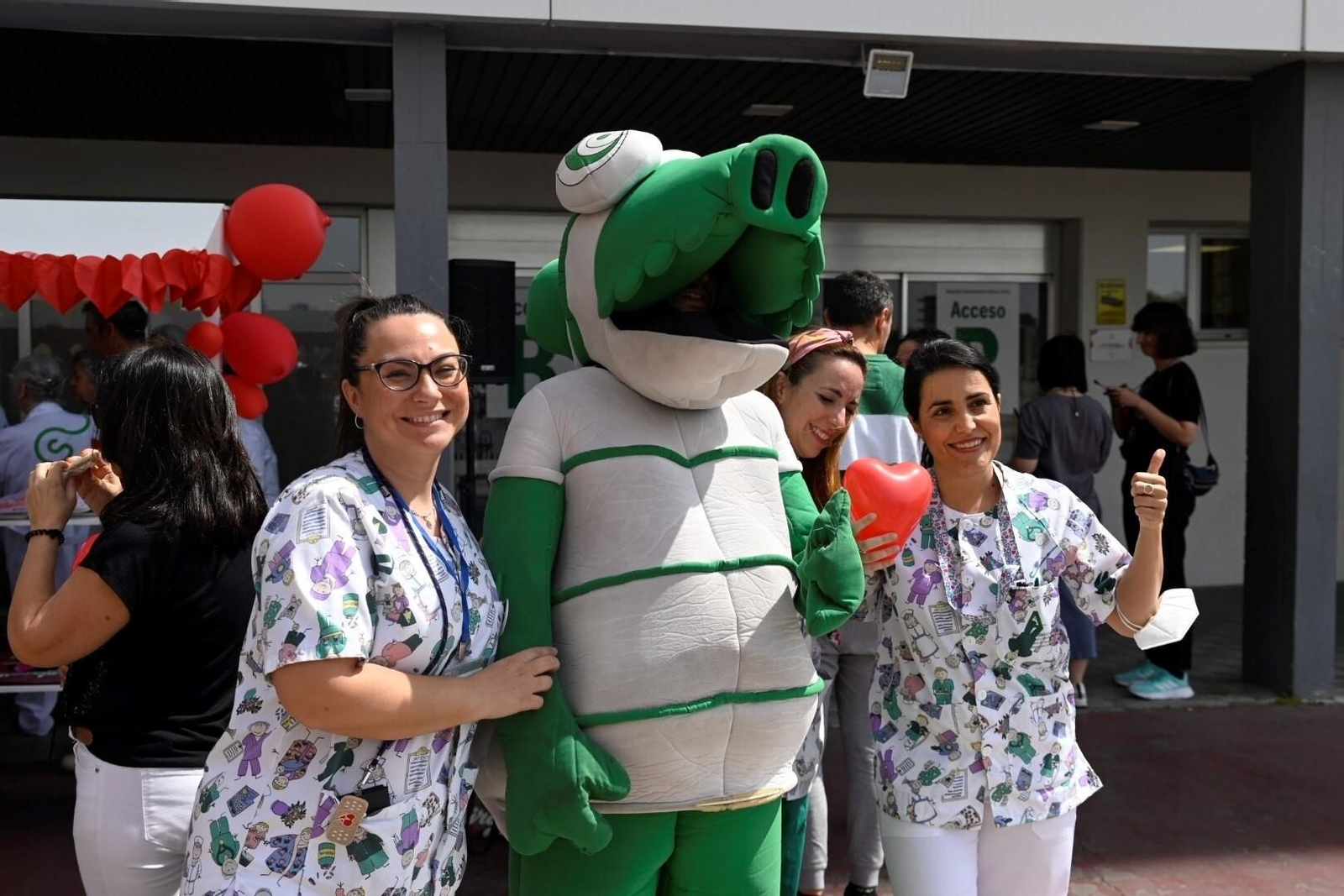 El Hospital Reina Sofía de Córdoba homenajea a los niños hospitalizados, en imágenes