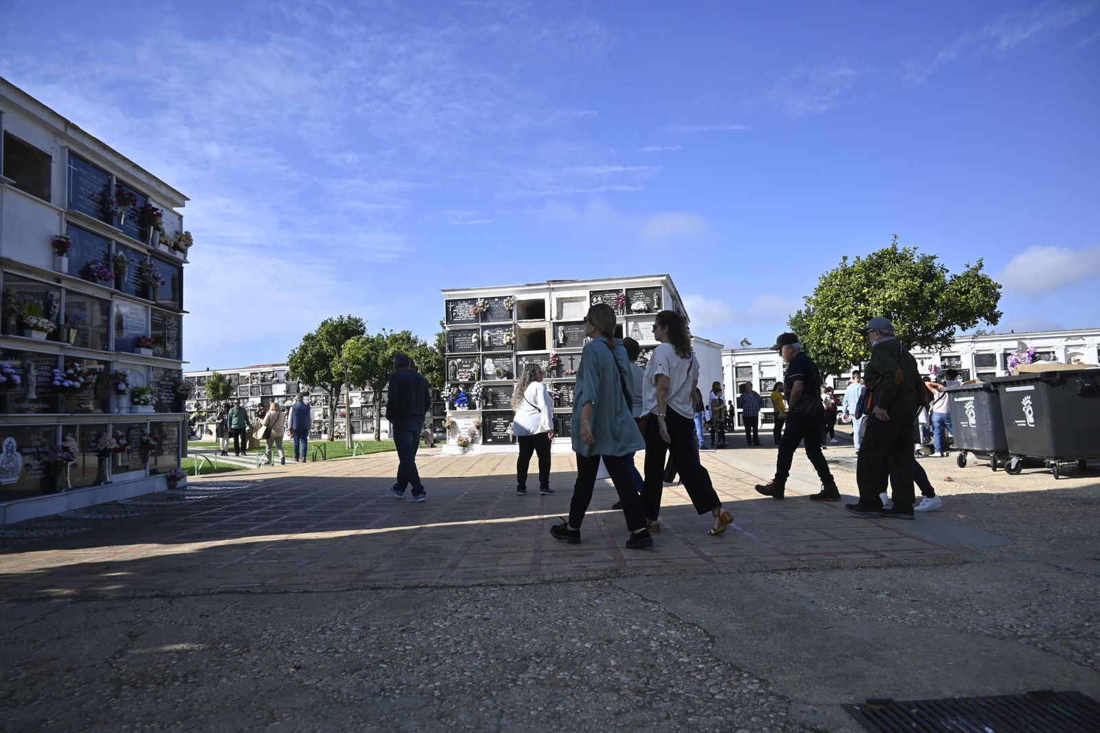 Ambiente en el cementerio de Huelva para el día de todos los Santos.