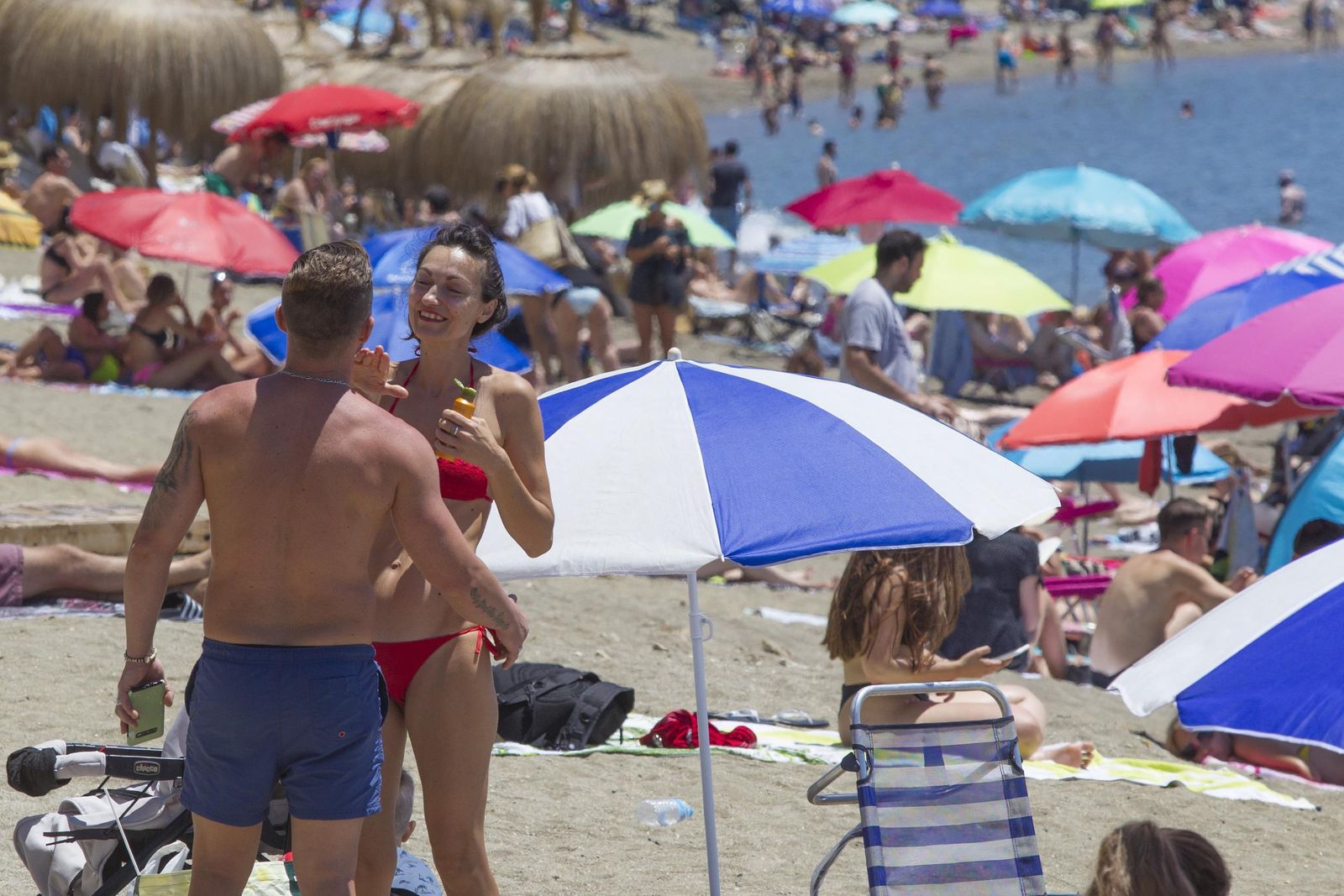 Playa de La Malagueta en una jornada de altas temperaturas, en fotos