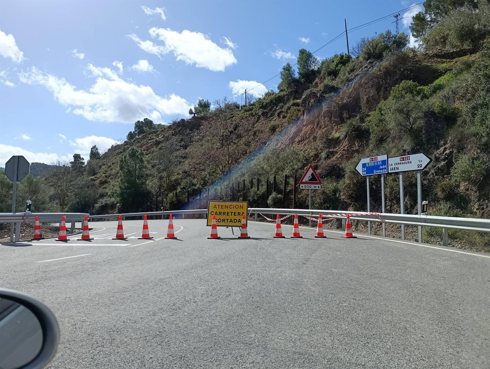 Señalización del corte de la A-324.