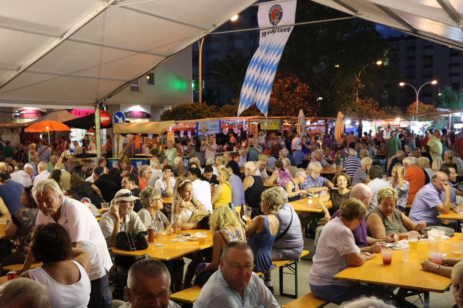 Carpa instalada en la avenida Esperanto.