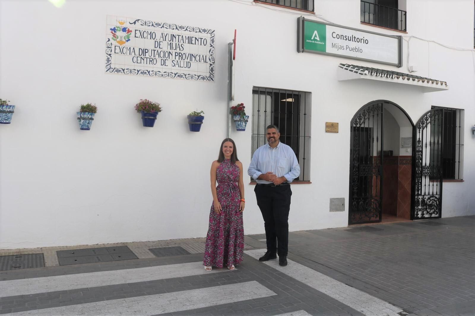 El alcalde de Mijas, Josele González, y la concejala de Sanidad, Candela León