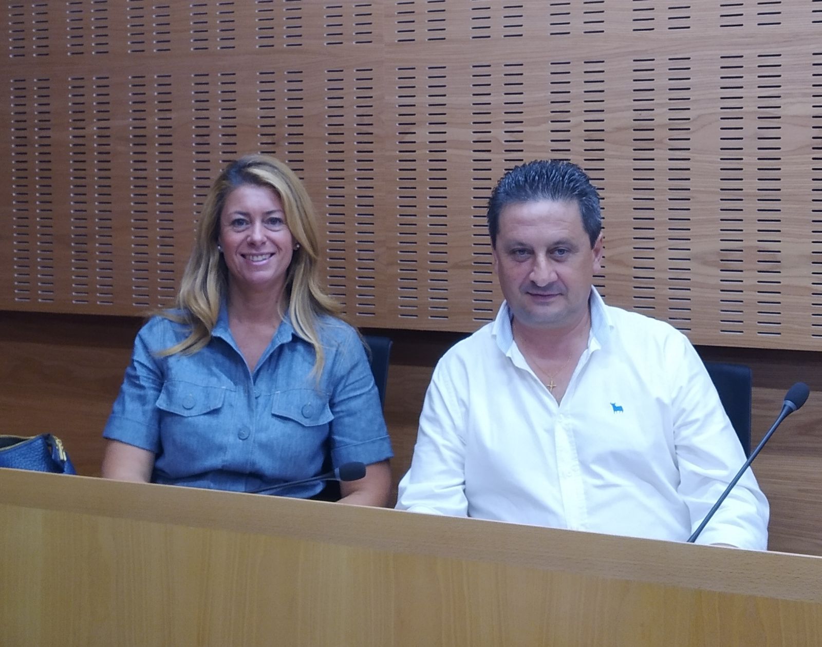 Los dos ediles de Vox El Puerto, Leocadia Benavente y Juan Carlos Sanz.