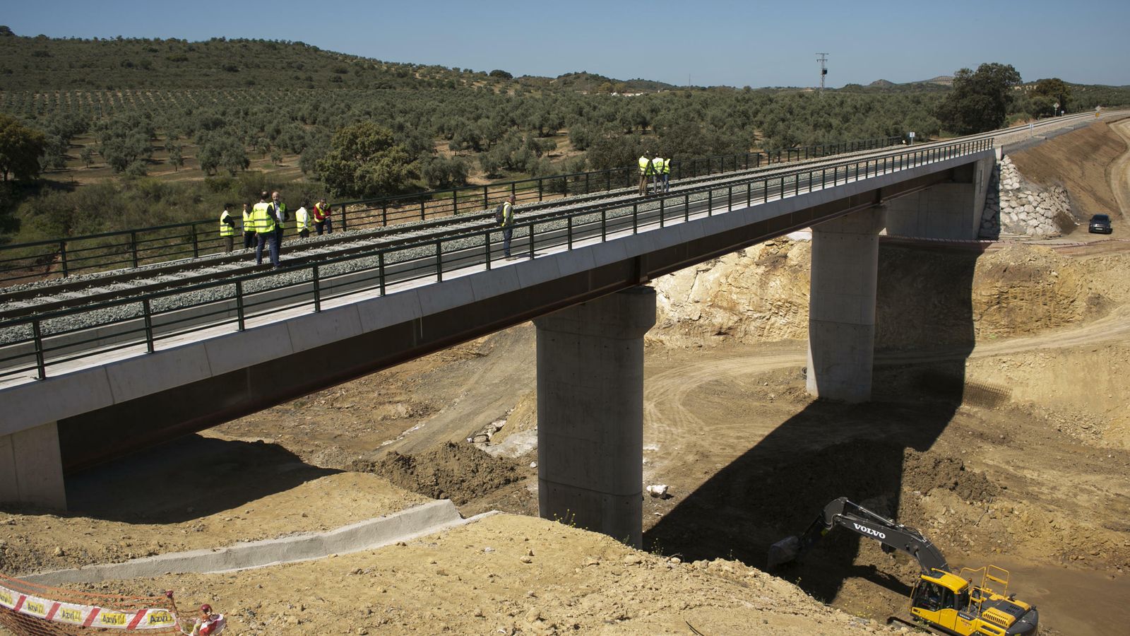 Nuevo viaducto construido para sustituir al terraplén que salvaba el arroyo.