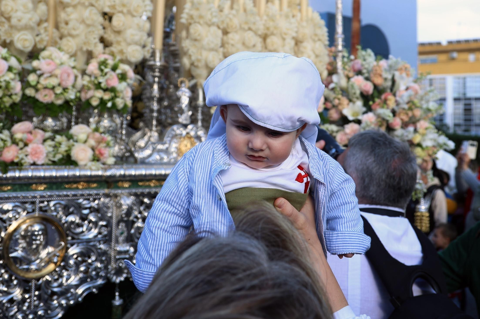 Las mejores imágenes del Lunes Santo en Huelva: Hermandad de las Tres Caídas