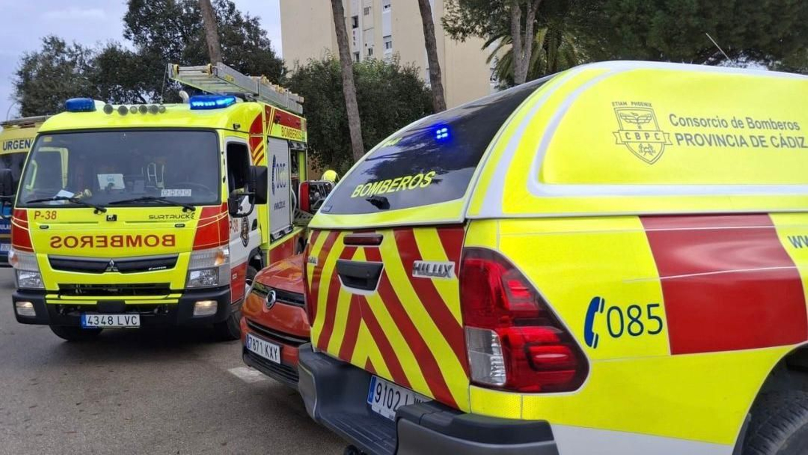 Los bomberos, en la urbanización Miraflores.