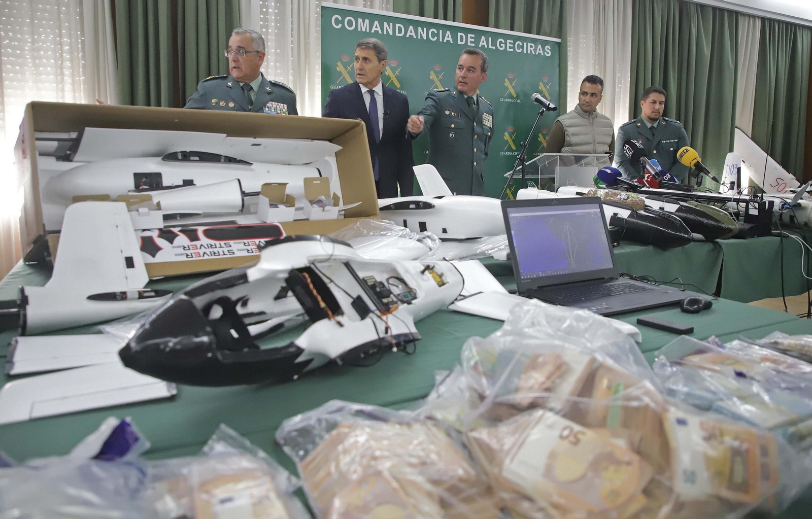 Fotos de los drones de largo alcance para introducir hachís en España desde Marruecos incautados por la Guardia Civil en Algeciras