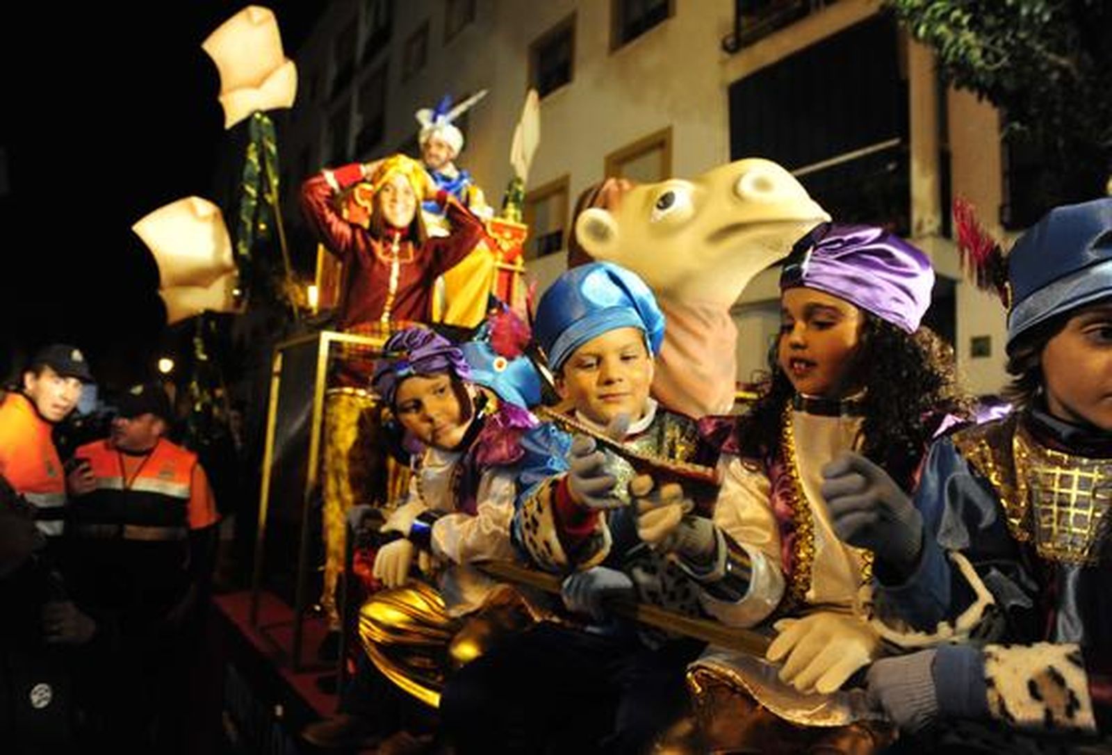 El Heraldo Real recorrió ayer San Fernando para recoger las cartas que los niños han escrito este año a los Reyes Magos

Foto: Elias Pimentel