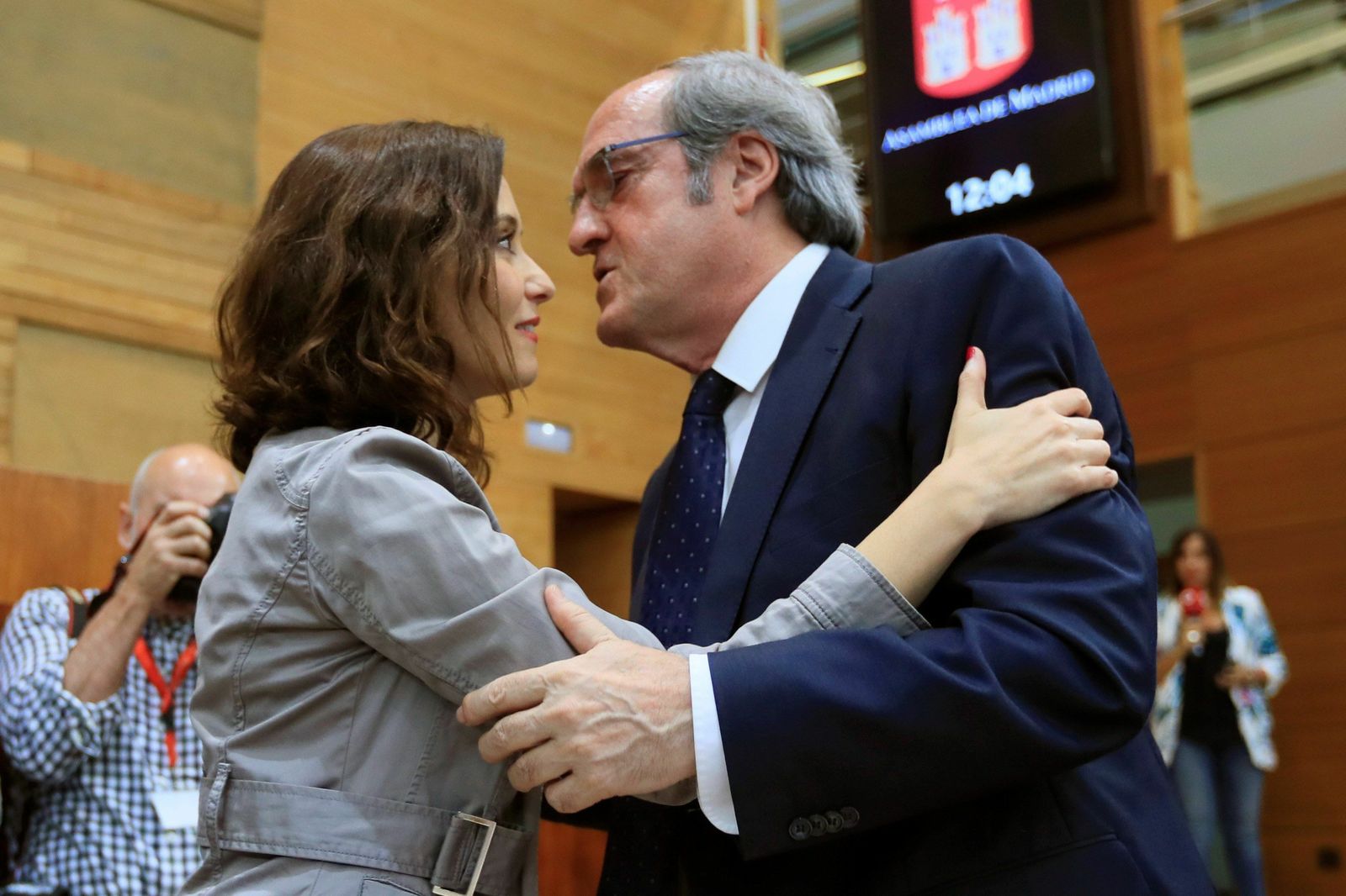 Los candidatos a la presidencia de la Comunidad de Madrid Isabel Díaz Ayuso (PP) y Ángel Gabilondo (PSOE), este martes durante el pleno de constitución de la XI legislatura de la Asamblea de Madrid.
