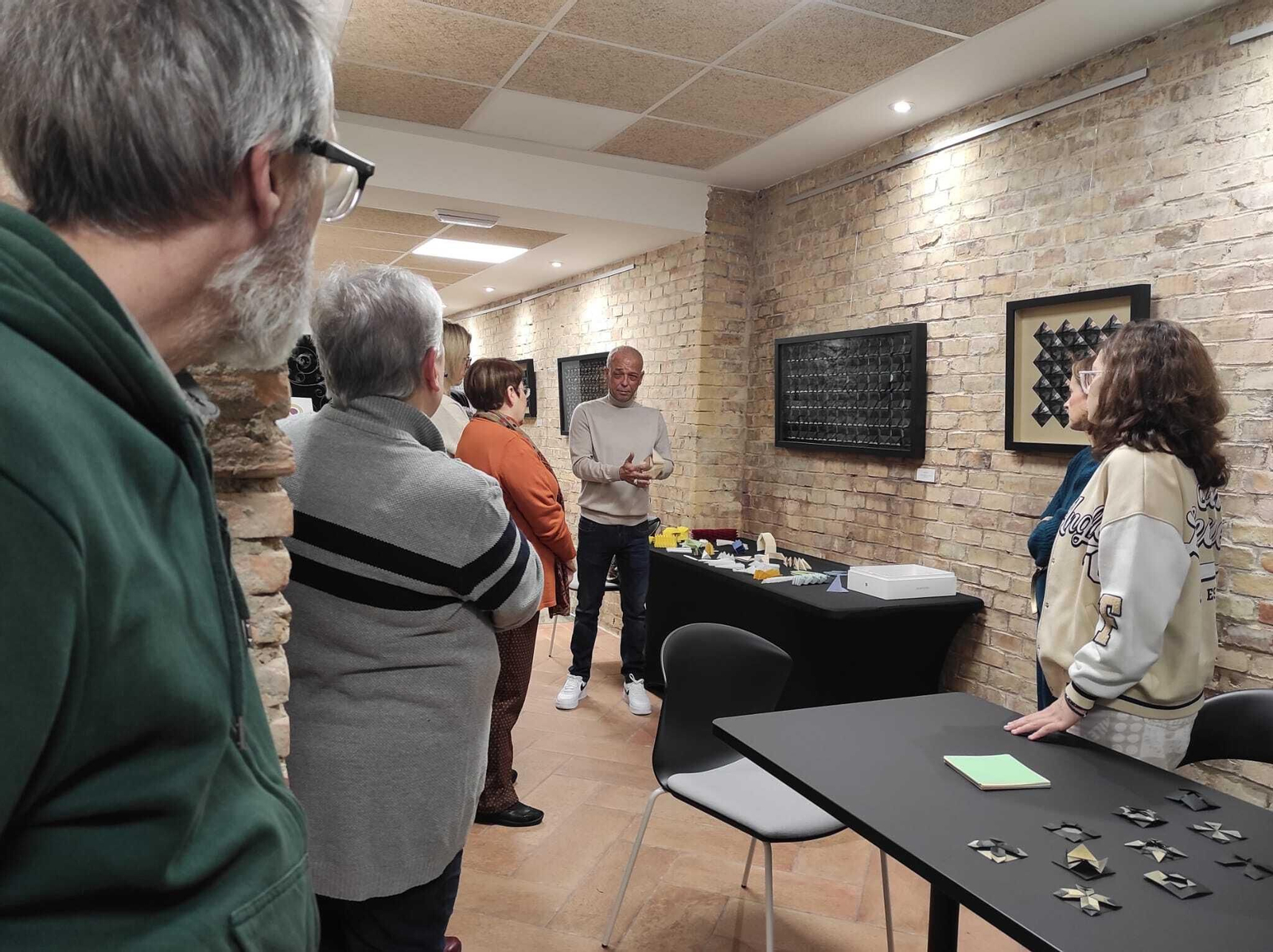 JuanOto explica a los asistentes su trabajo antes de comenzar la parte práctica.