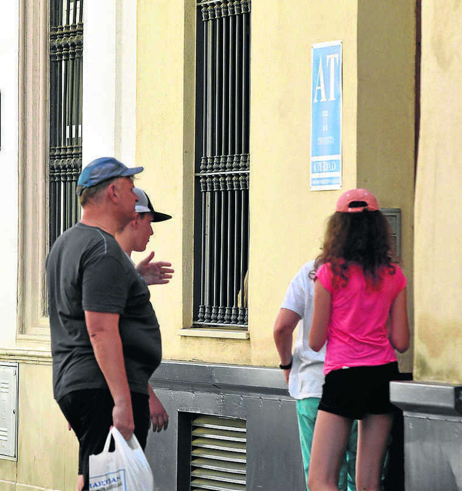 Una familia accede a un apartamento turístico legal.
