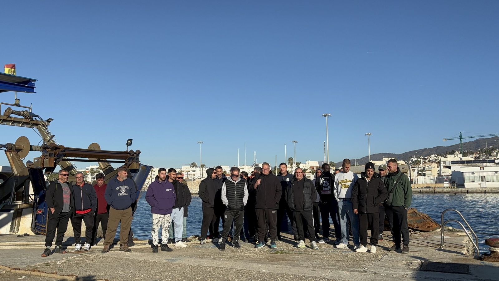 Los pescadores que se han quedado sin faenar en el Puerto de Caleta de Vélez