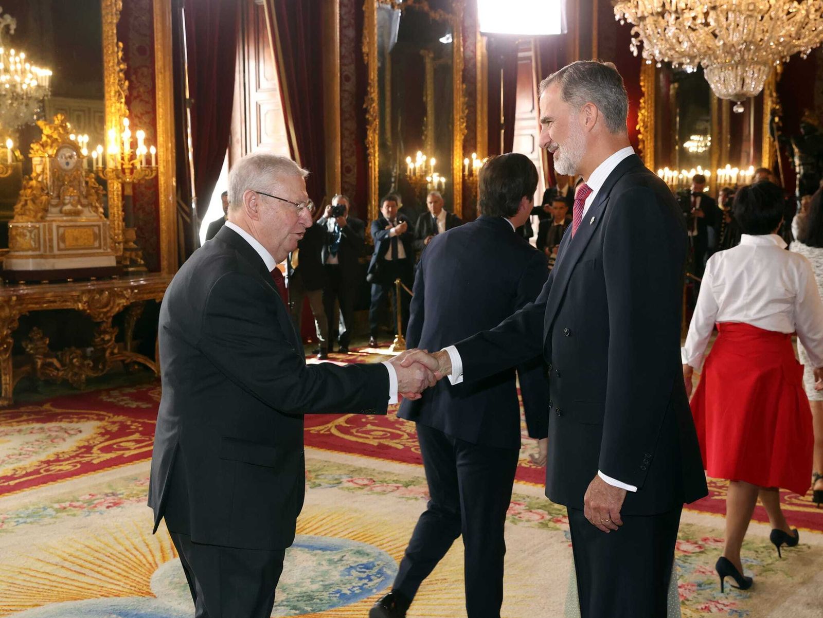 Francisco Vélez saludando al Rey.