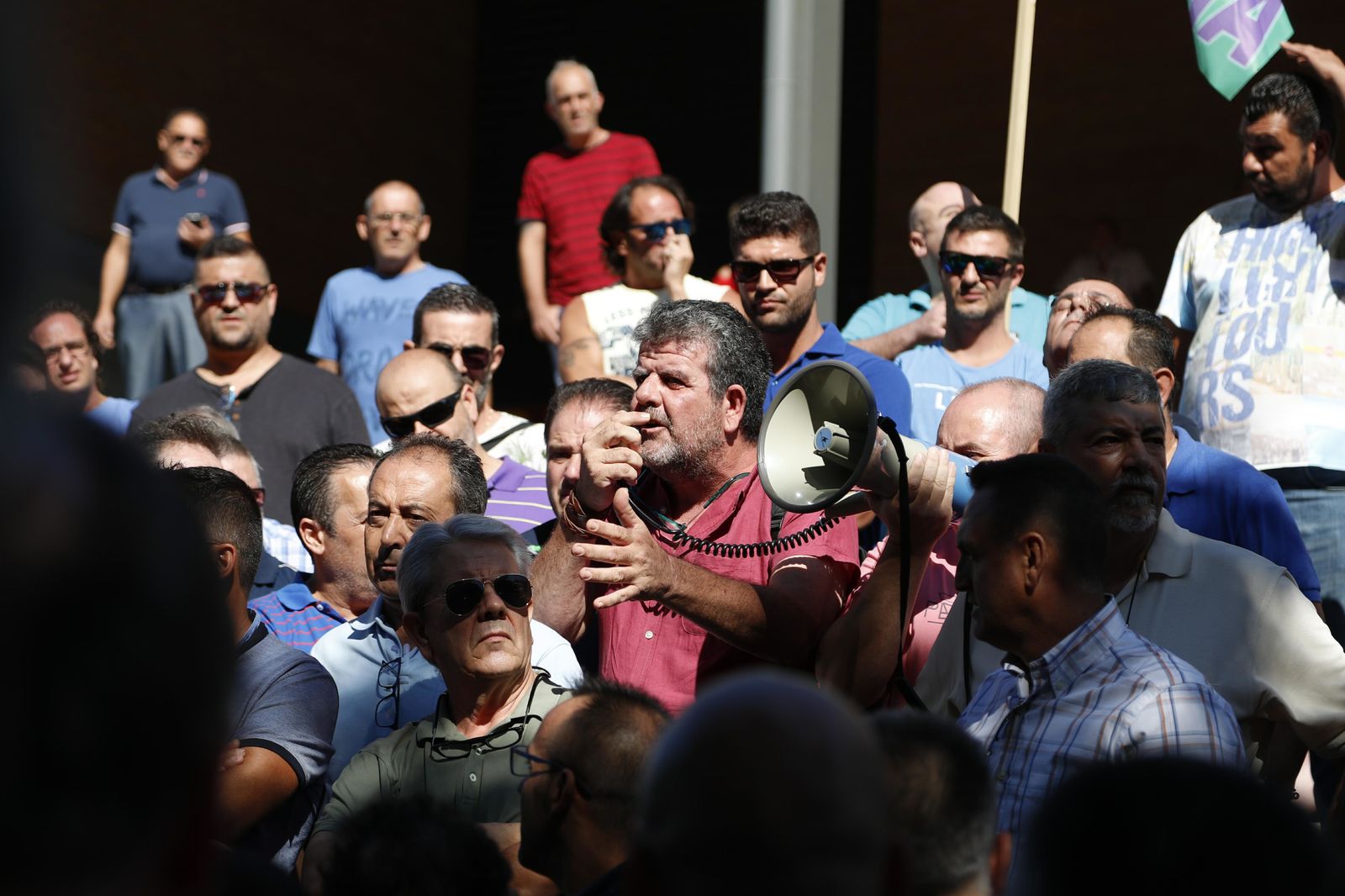 Imágenes de la asamblea de los taxistas de Sevilla en Santa Justa