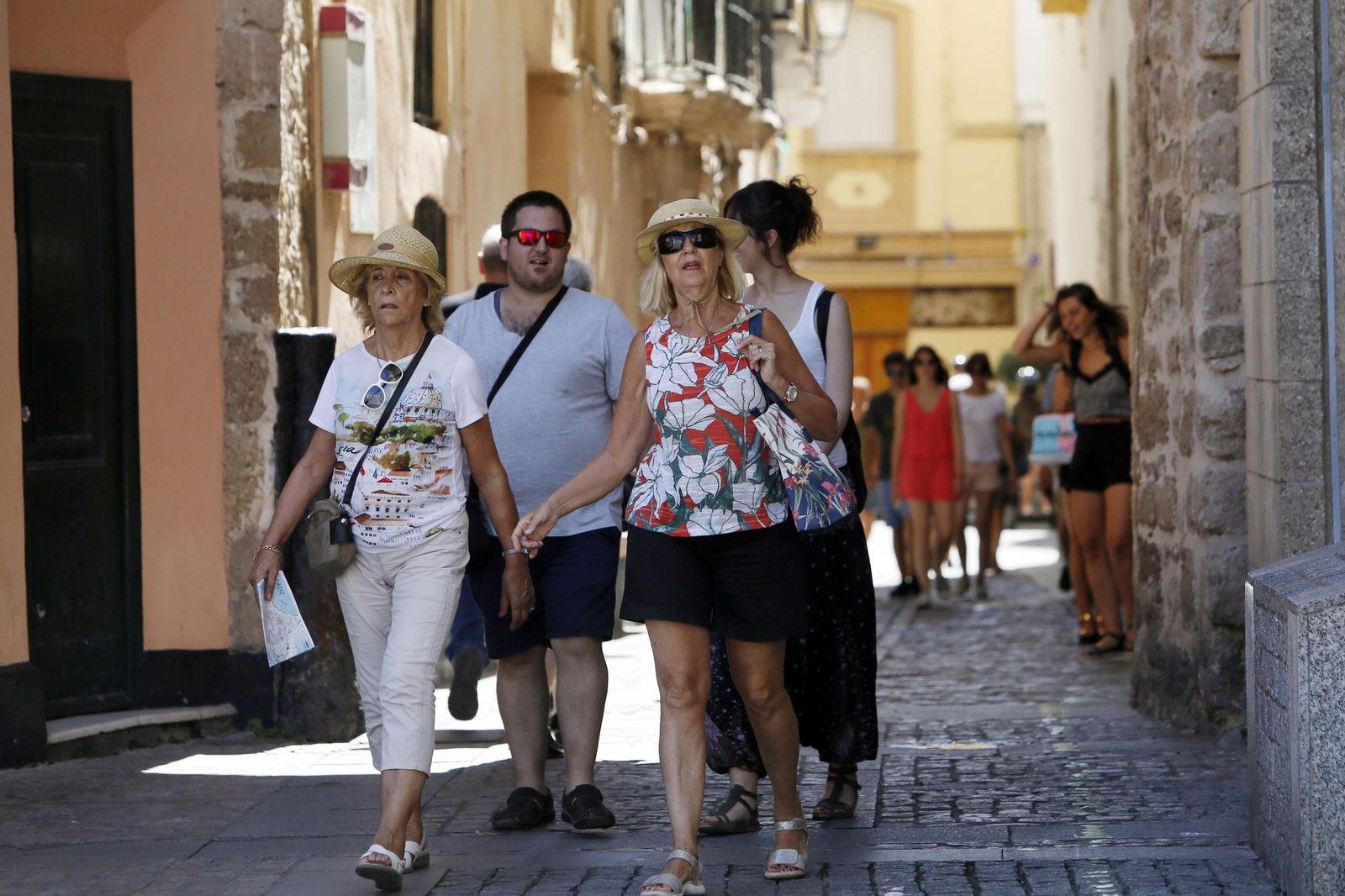 Un grupo de turistas recorre las calles de la capital gaditana.