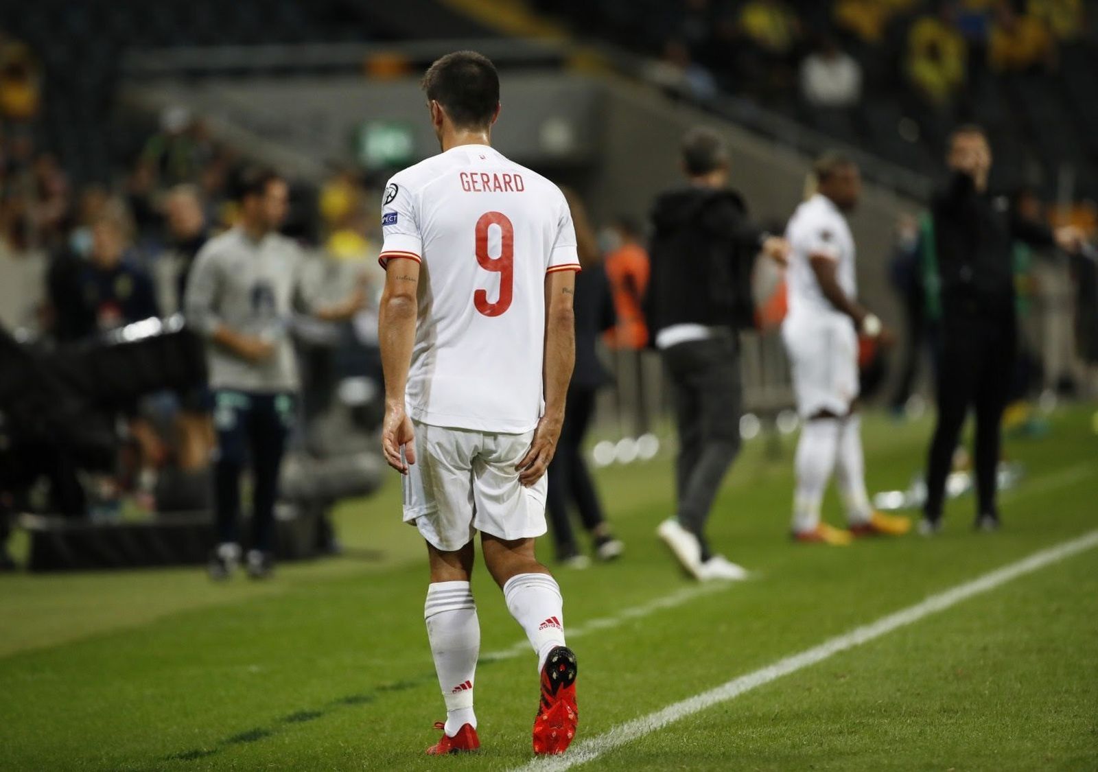 Gerard Moreno se retira lesionado del Friends Arena.