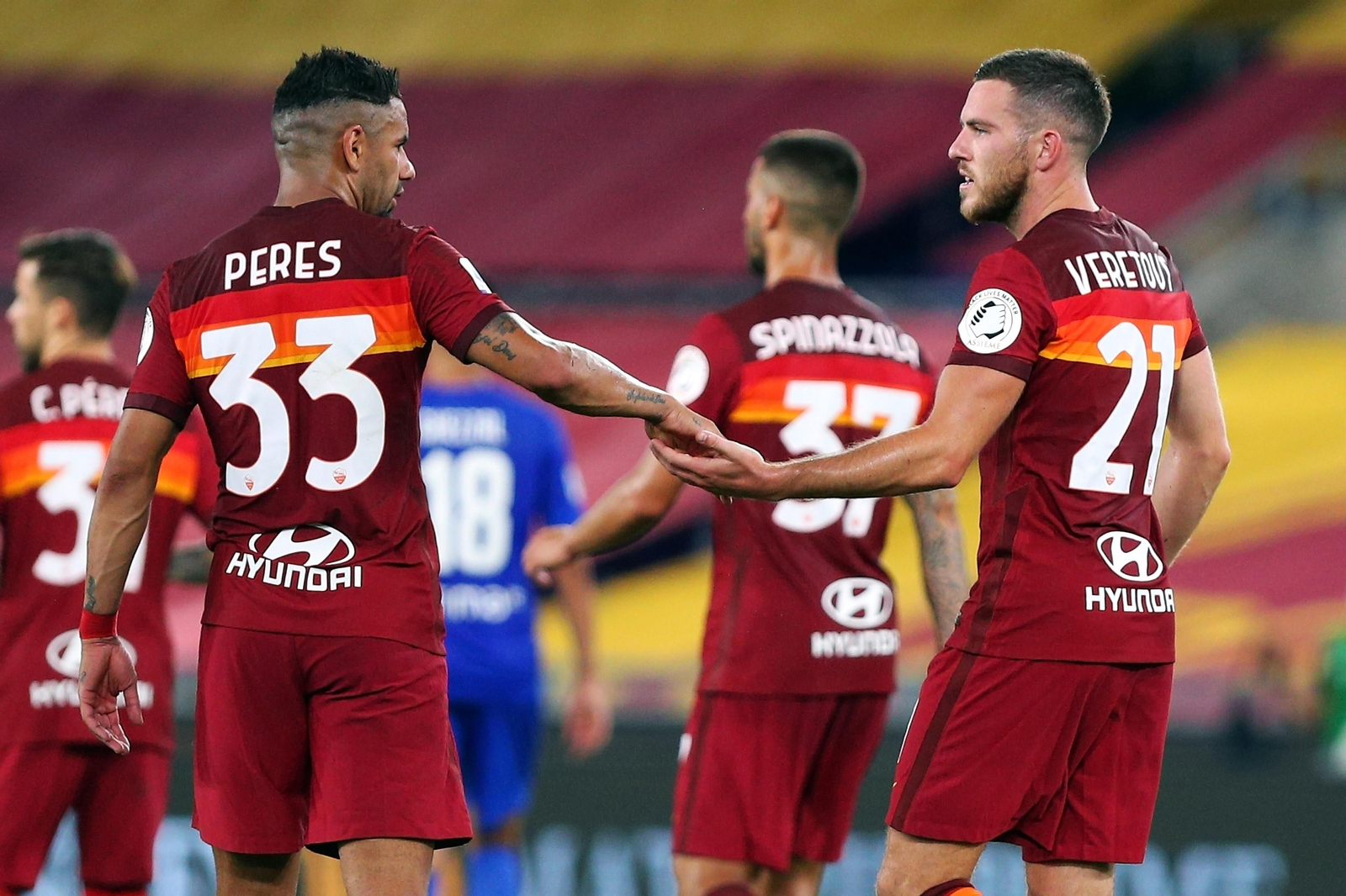 Bruno Peres y Veretout se felicitan tras uno de los goles de penalti de éste.
