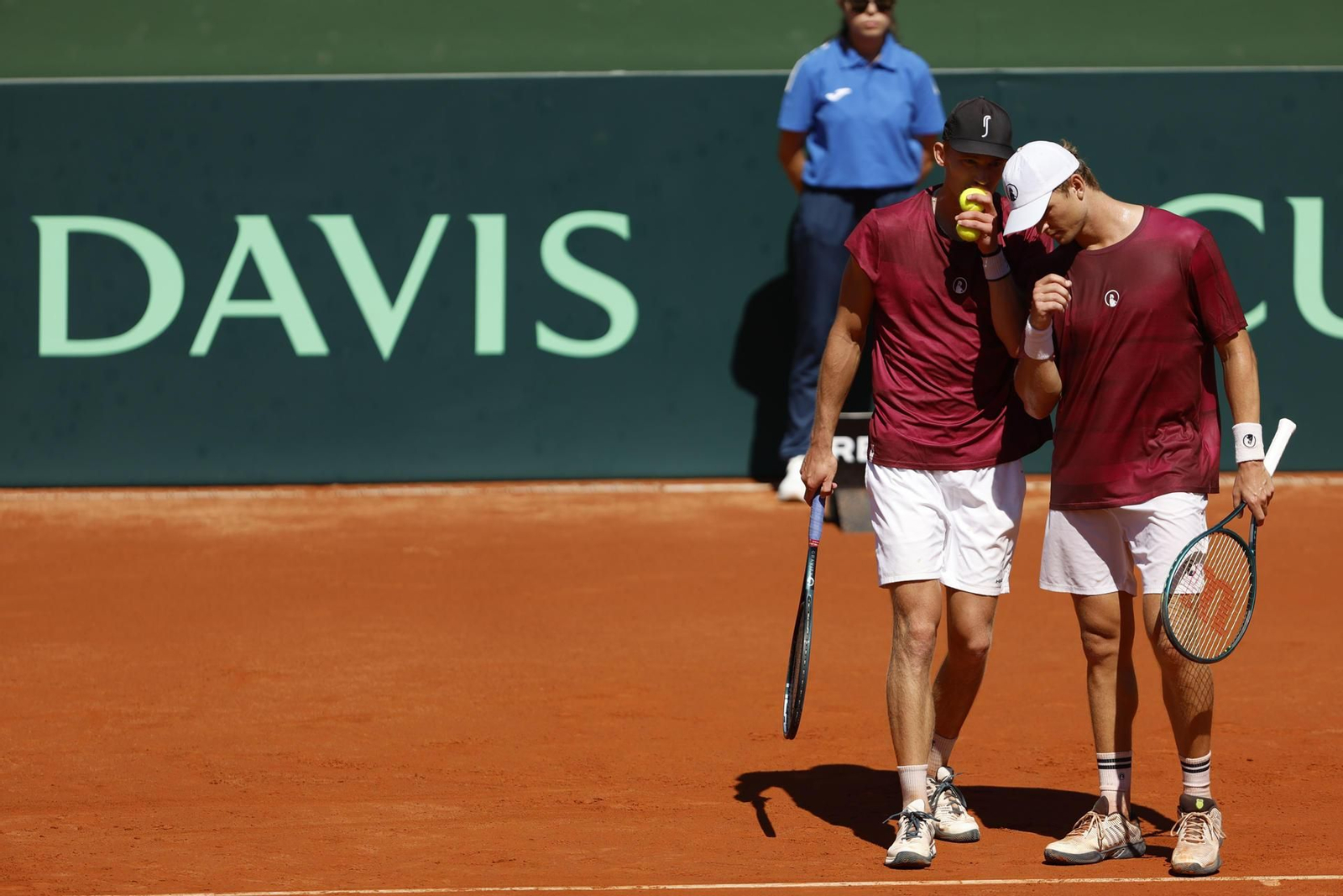 Pedro Martínez y Jaume Munar dan vida a España en la Copa Davis (1-6, 6-3 y 6-2)