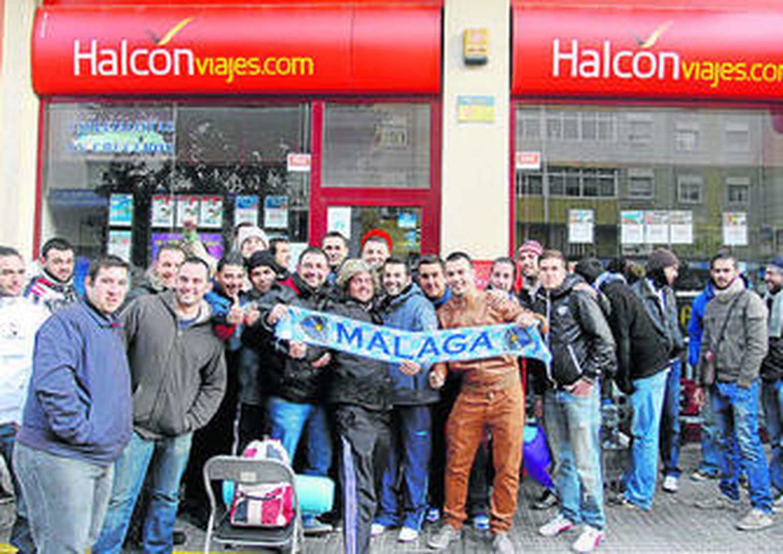 Un aficionado posa con un empleado de Halcón Viajes.