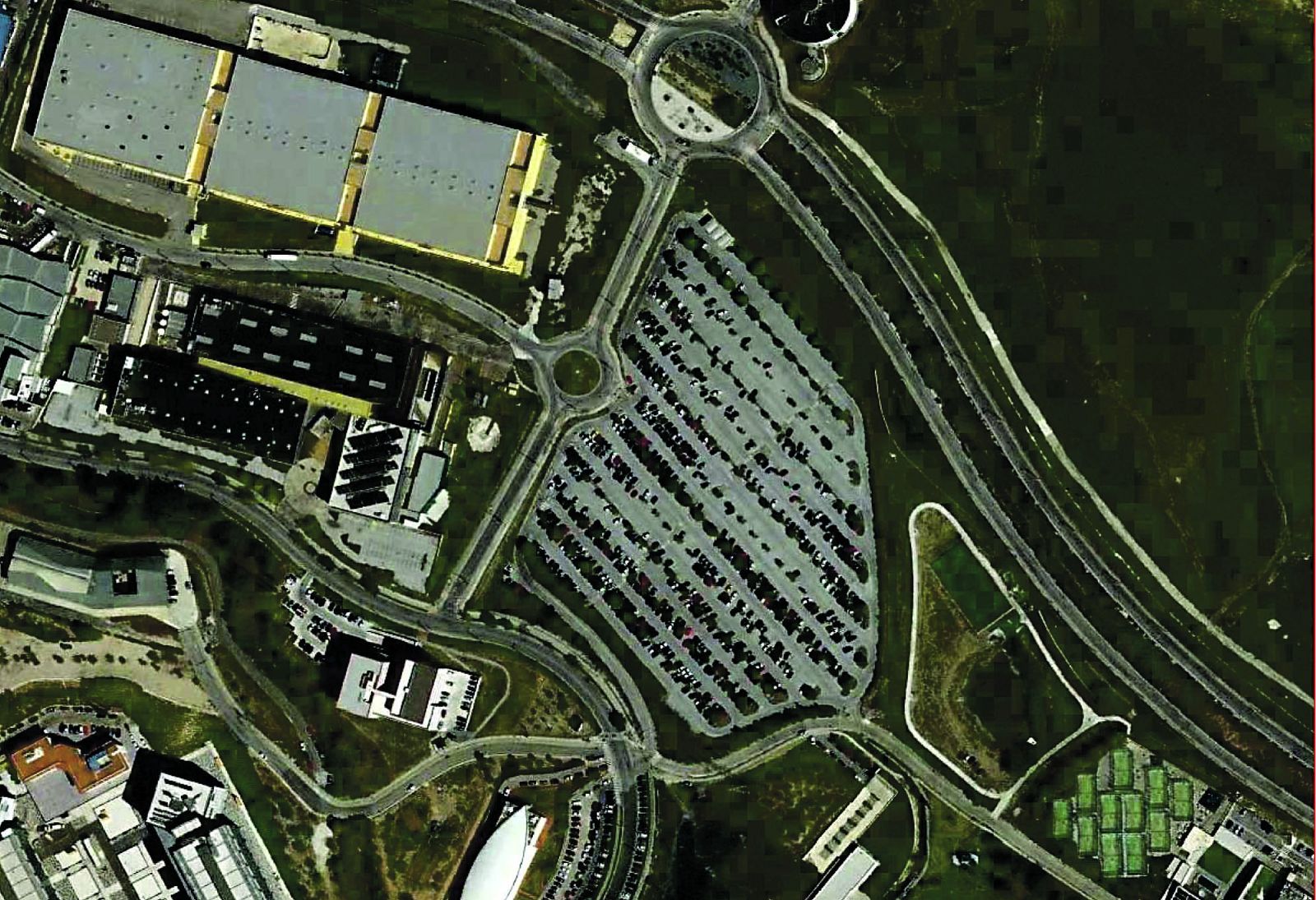 Vista aérea de una parcela usada para aparcamiento en el PTA.