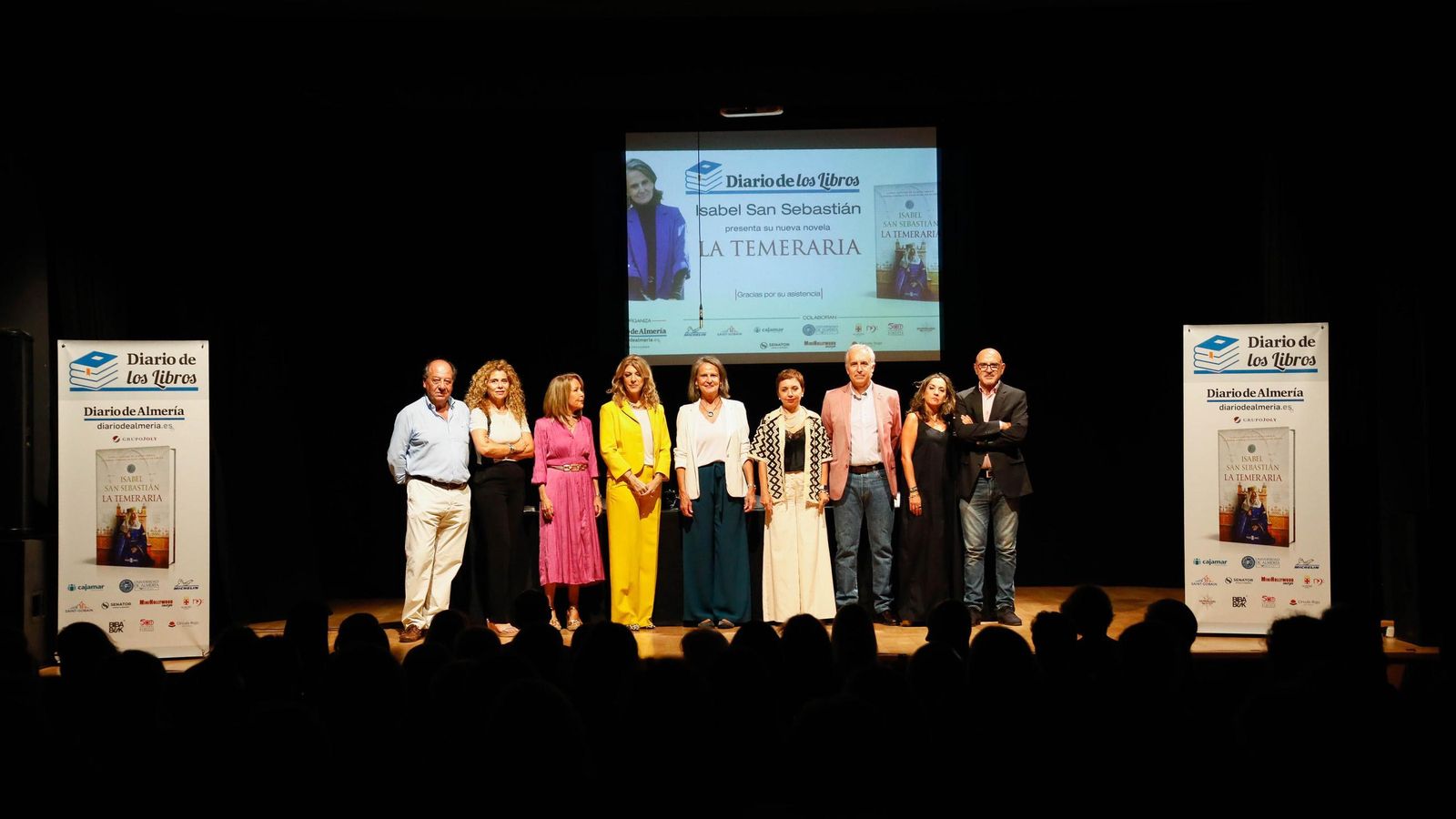 La escritora con organizadores y patrocinadores del acto.