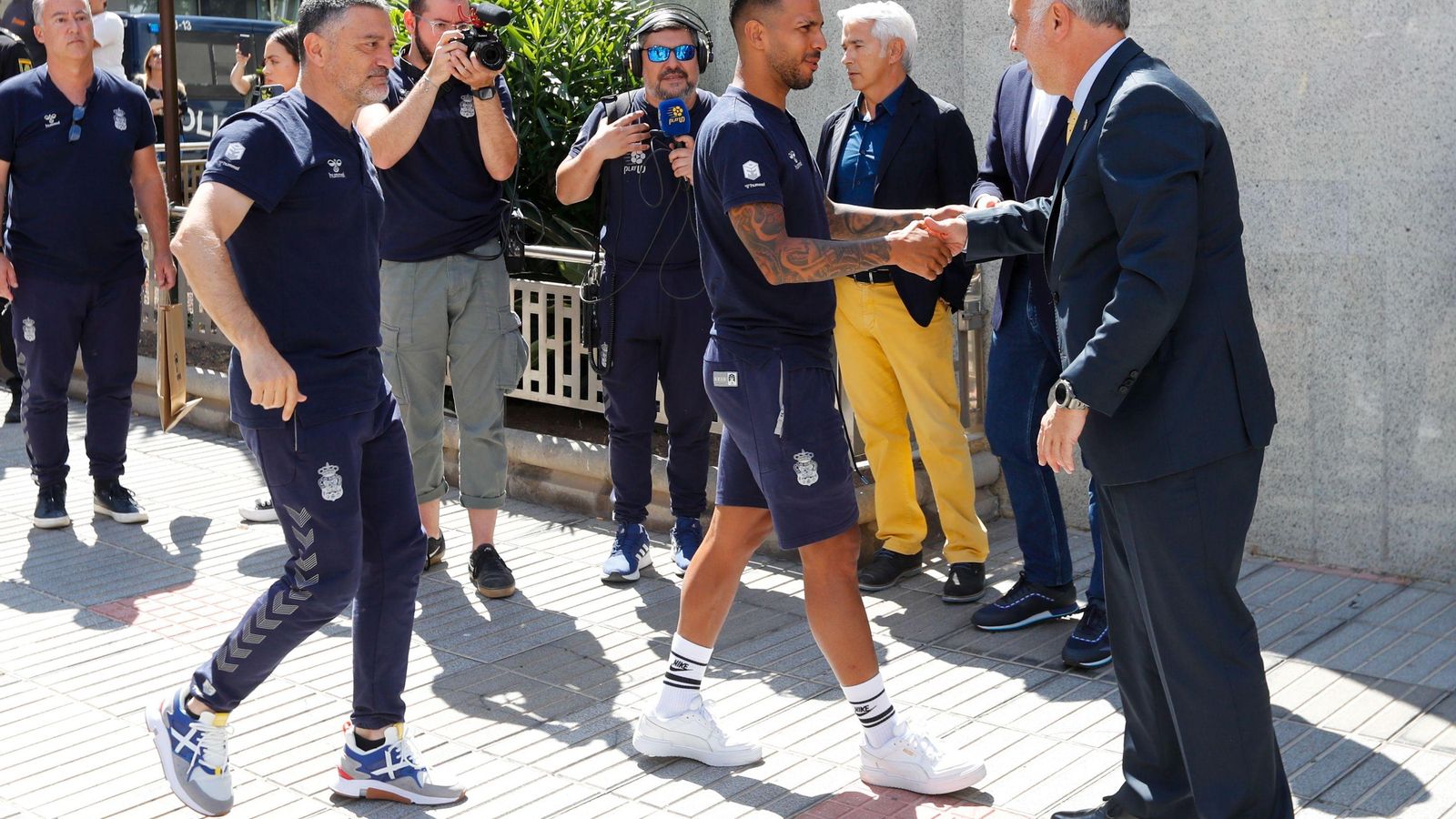 El entrenador y el capitán de Las Palmas saludan al presidente del Gobierno de Canarias durante los festejos del ascenso.