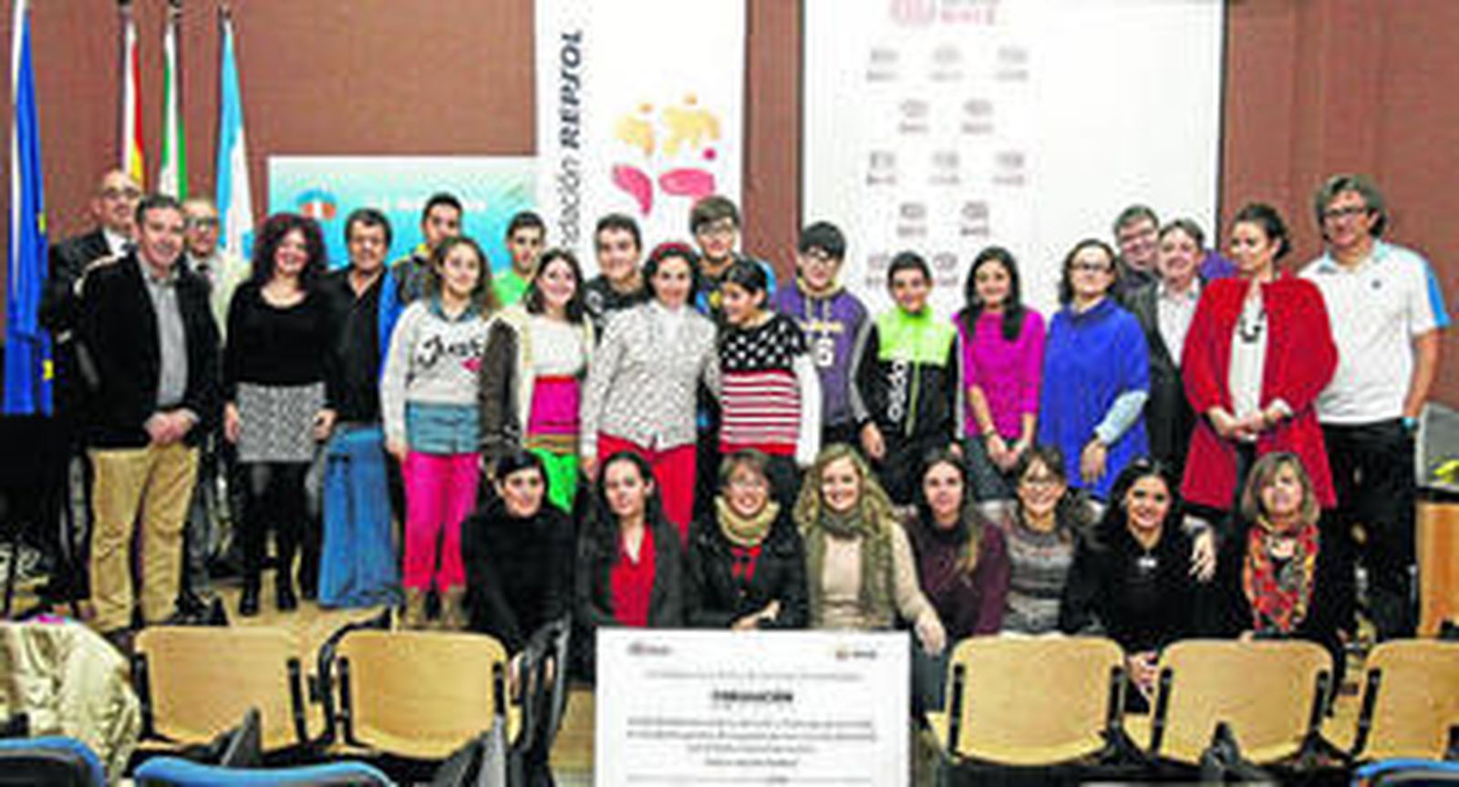 Alumnos, profesores y representantes de las fundaciones ONCE y Repsol, ayer en el IES Mediterráneo.