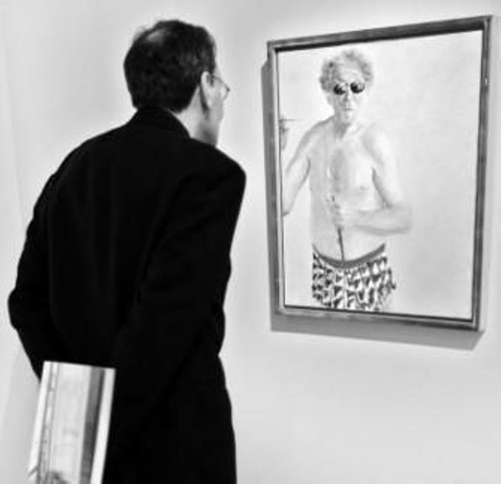 Un visitante contempla una de las obras expuestas.