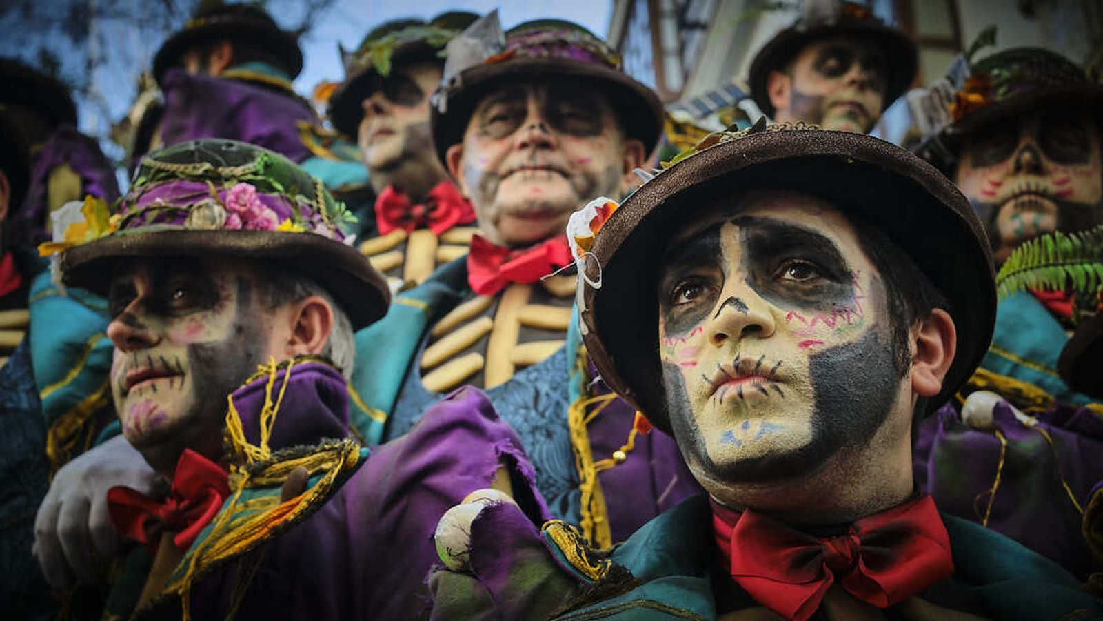 El primer premio de coros del COAC, cantando en plaza Mina.