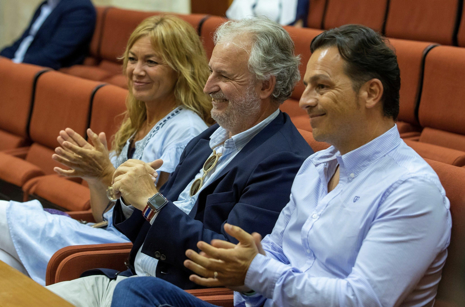 Rafael Porras, en el Parlamento, acompañado por los consejeros Ester Fernández y Carlos Morillas.