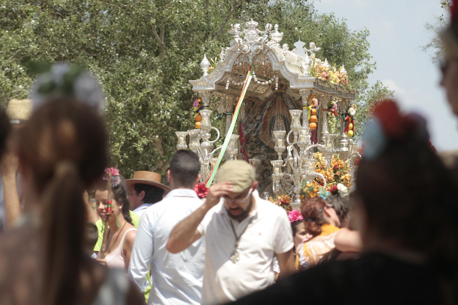 Las hermandades cruzando el puente del Ajolí, en imágenes