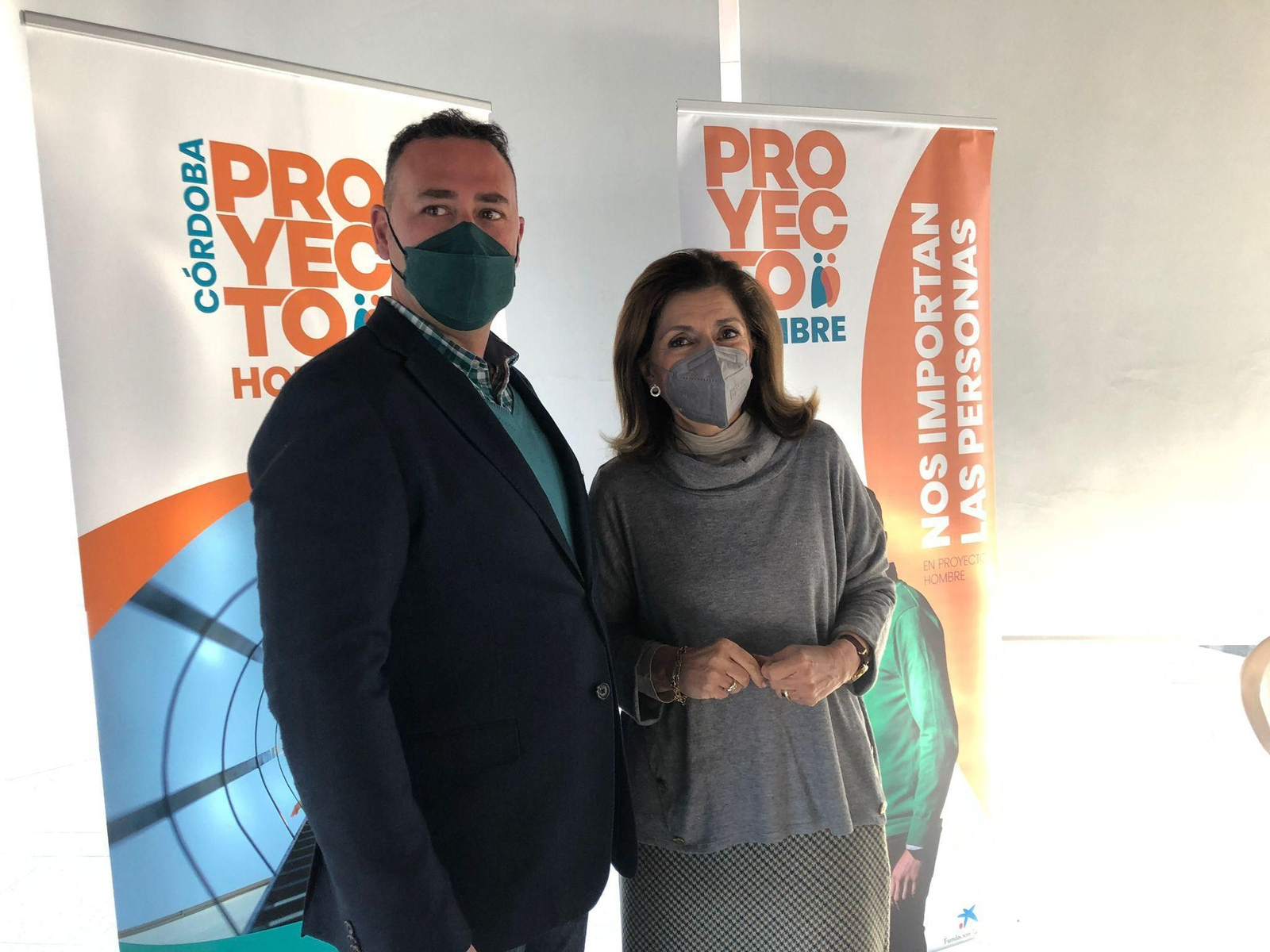 El presidente de Proyecto Hombre, Jesús Tamayo y la delegada de Salud, María Jesús Botella.